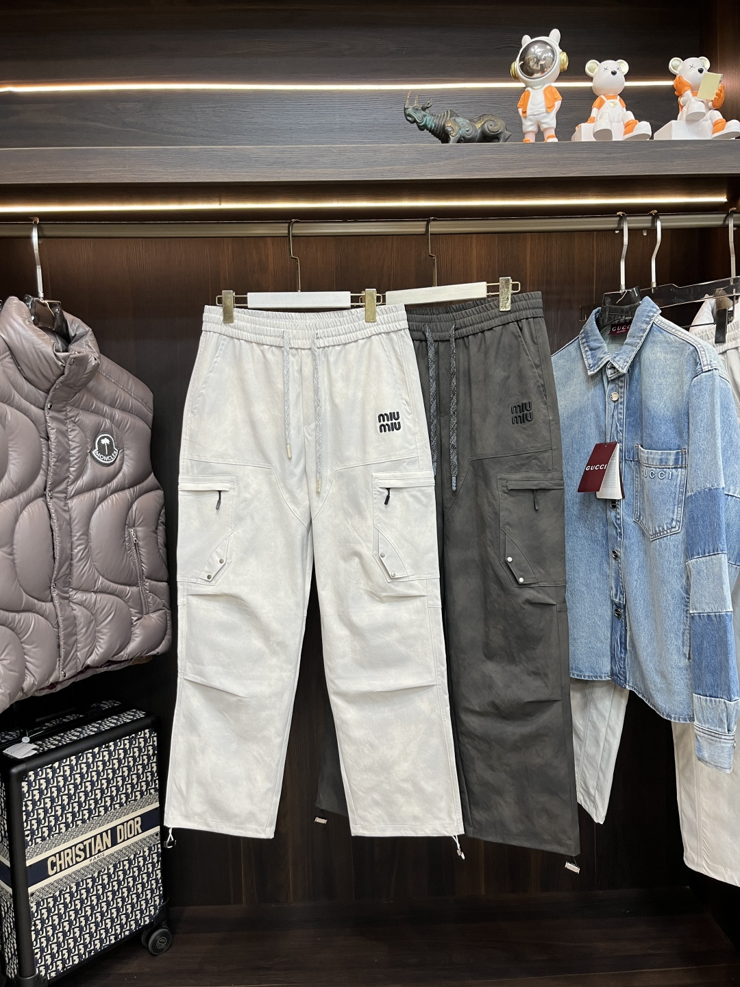 NO:482154,The main recommendation is Miumiu, which is exclusively available for the new style of Miaomiao men's fashionable casual multi-pocket pants, high-end European version original single pants, trendy and fashionable casual pants. It has high breathability and comfort, impeccable details, and the brand element design concept reflects high quality. It presents casual cuts, and the upper body style is superb!  M-2XL H new model debut, miumiu, alexander wang19860909主推 miumiu 独家专供新款缪缪潮男时尚休闲多袋裤,高端欧版原单裤子,潮流时尚休闲裤子 透气舒适度高,细节无可挑剔,品牌元素设计理念,体现高品质.呈现休闲裁剪,上身版型超赞！ 码数M-2XL H新款首发,,miumiu,alexander wang,Men's clothing