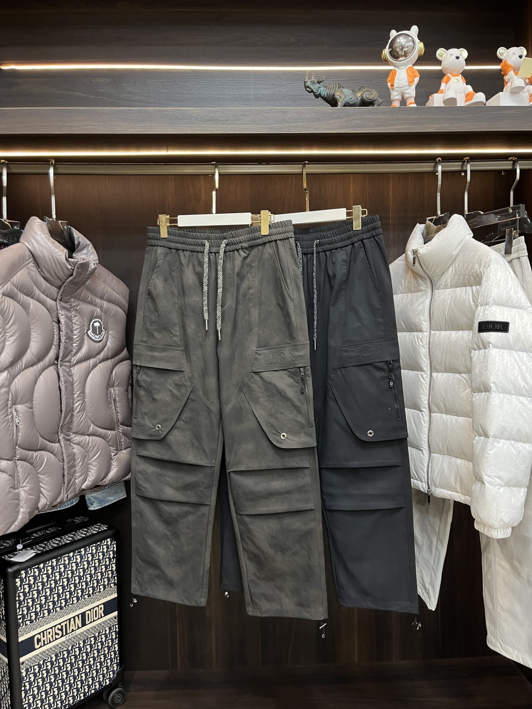 NO:482160,The main recommendation Dior is exclusively available for new Dior fashion men's fashionable casual multi-pocket pants, high-end European version original single pants, trendy and fashionable casual pants, high breathability and comfort, impeccable details, brand element design concept, reflecting high quality. It presents casual cut, and the upper body style is superb!  Code Number M-2XL H new model first release, dior, dior, alexander wang19860909主推 Dior 独家专供新款迪奥潮男时尚休闲多袋裤,高端欧版原单裤子,潮流时尚休闲裤子 透气舒适度高,细节无可挑剔,品牌元素设计理念,体现高品质.呈现休闲裁剪,上身版型超赞！ 码数M-2XL H新款首发,,dior,dior,alexander wang,Men's clothing