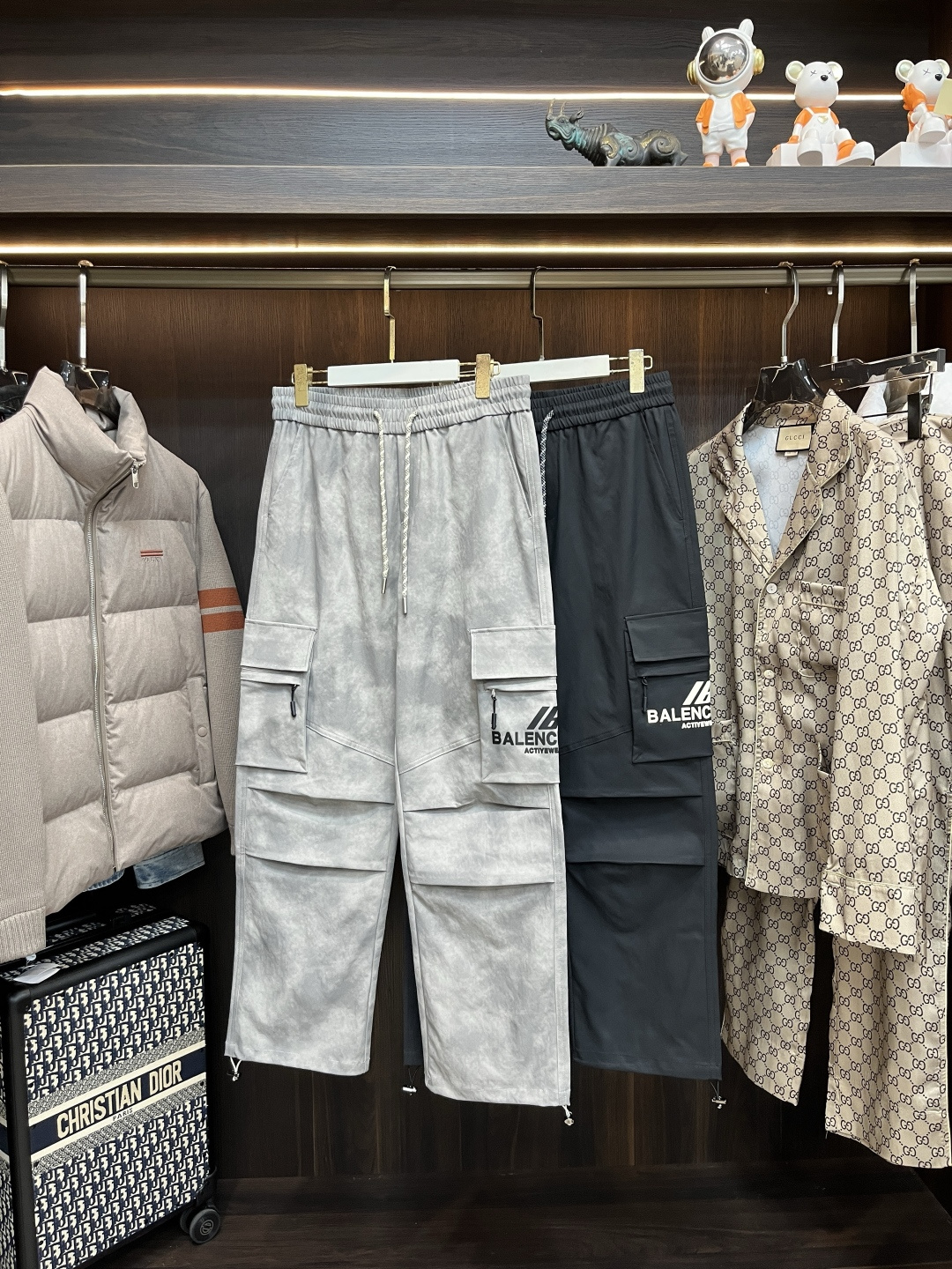 NO:482165,The main recommendation is Balencaiga, exclusively for the new Balencaiga trendy men's fashionable casual multi-pocket pants, high-end European version original single pants, trendy and fashionable casual pants, high breathability and comfort, impeccable details, brand element design concept, reflecting high quality. It presents casual cut, and the upper body style is superb!  The new model of M-2XL H is launched, balenciaga, balenciaga, alexander wang19860909主推 Balencaiga 独家专供新款巴黎世家潮男时尚休闲多袋裤,高端欧版原单裤子,潮流时尚休闲裤子 透气舒适度高,细节无可挑剔,品牌元素设计理念,体现高品质.呈现休闲裁剪,上身版型超赞！ 码数M-2XL H新款首发,,balenciaga,balenciaga,alexander wang,Men's clothing