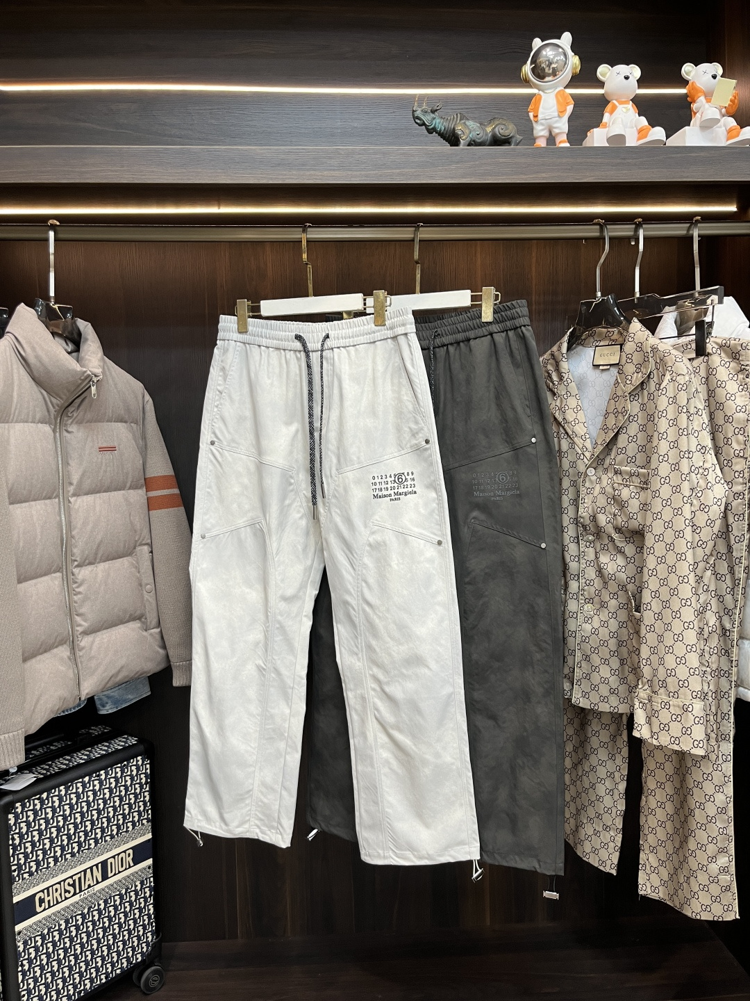 NO:482170,Mainly recommended Majira exclusively offers new Majira trendy men's fashionable casual multi-pocket pants, high-end European version original single pants, trendy and fashionable casual pants, high breathability and comfort, impeccable details, brand element design concept, reflecting high quality. It presents casual cut, and the upper body style is superb!  Massion Margiela Alexander Wang19860909主推 马吉拉 独家专供新款马吉拉潮男时尚休闲多袋裤,高端欧版原单裤子,潮流时尚休闲裤子 透气舒适度高,细节无可挑剔,品牌元素设计理念,体现高品质.呈现休闲裁剪,上身版型超赞！ 码数M-2XL H新款首发,,masion margiela,alexander wang,Men's clothing