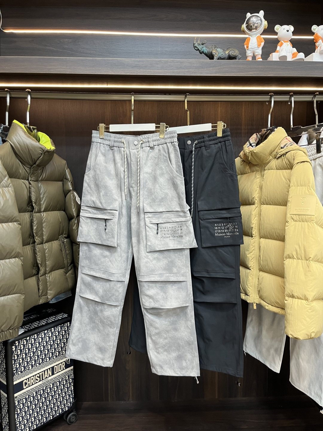 NO:482174,Mainly recommended Majila is exclusively available for new trendy men's fashionable casual multi-pocket pants, high-end European version original single pants, trendy and fashionable casual pants, high breathability and comfort, impeccable details, brand element design concept, reflecting high quality. It presents casual cut, and the upper body style is superb!  Massion Margiela Alexander Wang19860909主推 马吉拉 独家专供新款潮男时尚休闲多袋裤,高端欧版原单裤子,潮流时尚休闲裤子 透气舒适度高,细节无可挑剔,品牌元素设计理念,体现高品质.呈现休闲裁剪,上身版型超赞！ 码数M-2XL H新款首发,,masion margiela,alexander wang,Men's clothing