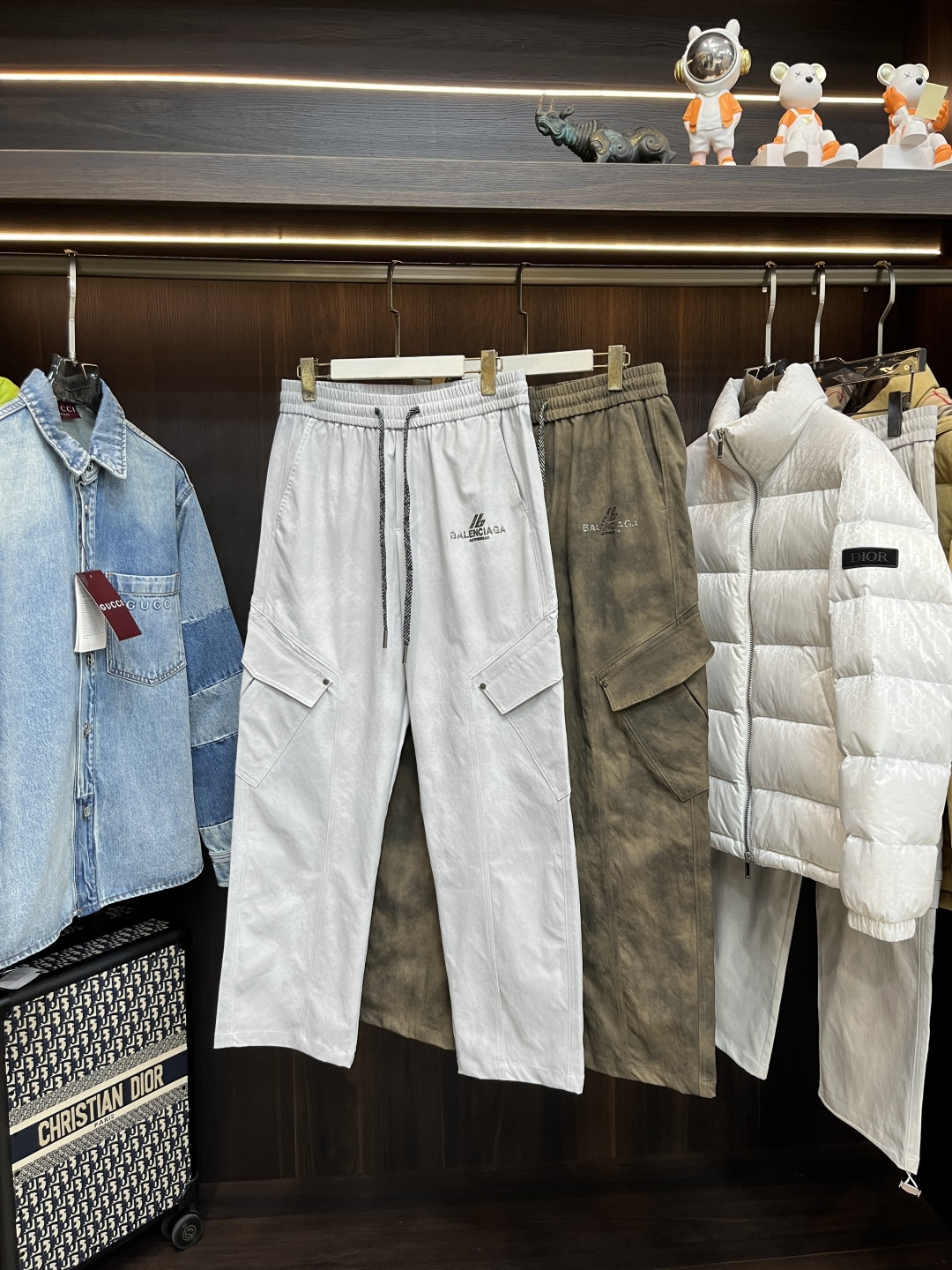 NO:482179,The main recommendation is Balenciaga exclusively for the new Balenciaga trendy men's fashionable casual multi-pocket pants, high-end European version original single pants, trendy and fashionable casual pants, high breathability and comfort, impeccable details, brand element design concept, reflecting high quality. It presents casual cut, and the upper body style is superb!  The new model of M-2XL H is launched, balenciaga, balenciaga, alexander wang19860909主推 Balenciaga 独家专供新款巴黎世家潮男时尚休闲多袋裤,高端欧版原单裤子,潮流时尚休闲裤子 透气舒适度高,细节无可挑剔,品牌元素设计理念,体现高品质.呈现休闲裁剪,上身版型超赞！ 码数M-2XL H新款首发,,balenciaga,balenciaga,alexander wang,Men's clothing