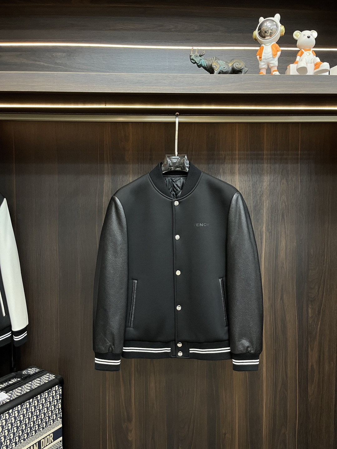 NO:482183,The main recommendation is Givenchy Ss's latest Givenchy baseball collar casual jacket in early spring. High-end quality, wool fabric genuine leather splicing sleeves, the style fabric hardware is customized 1:1 in the counter, breathable and comfortable, suitable for fabrics. The logo adopts the current popular embroidery design. The upper body is handsome and stylish, without any restraint, and the upper body is super comfortable!  The whole piece is super cool and upscale!  The upper body is not thick, showing the fashionable and personalized atmosphere!  Number of codes: M-XXXL H2025 new model first release, given , given , given , jackets & coats, alexander wang19860909主推 Givenchy ss早春最新款纪梵希棒球领休闲外套 高端品质、毛呢面料真皮拼接袖,版型面料五金都是专柜1:1定制,透气舒适合成面料,Logo采用时下流行刺绣设计,上身帅气有型,一点不拘束、上身超级舒适！整件超级酷炫上档次！上身不厚重,尽显时尚个性气息！ 码数:M-XXXL H2025新款首发,,givenchy,givenchy,jackets & coats,alexander wang,Men's clothing