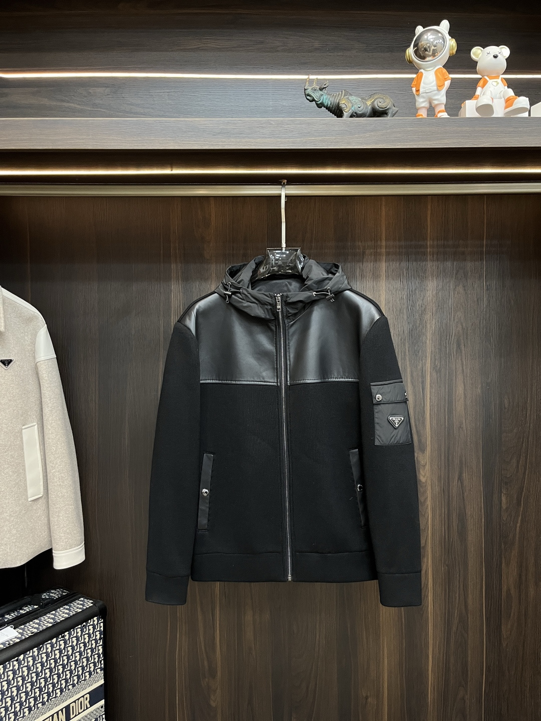 NO:482188,The latest Prada ss early spring Prada hooded casual jacket is high-end quality, wool fabric leather splicing style, the style fabric hardware is customized 1:1 in the counter, breathable and comfortable, suitable for fabrics, the logo adopts the current popular embroidery design, the upper body is handsome and stylish, not restrained at all, and the upper body is super comfortable!  The whole piece is super cool and upscale!  The upper body is not thick, showing the fashionable and personalized atmosphere!  Number of codes: M-XXXL H2025 new model first release, prada, prada, jackets & coats, hats, alexander wang19860909主推 Prada ss早春最新款普拉达连帽休闲外套 高端品质、毛呢面料真皮拼接款,版型面料五金都是专柜1:1定制,透气舒适合成面料,Logo采用时下流行刺绣设计,上身帅气有型,一点不拘束、上身超级舒适！整件超级酷炫上档次！上身不厚重,尽显时尚个性气息！ 码数:M-XXXL H2025新款首发,,prada,prada,jackets & coats,hats,alexander wang,Men's clothing