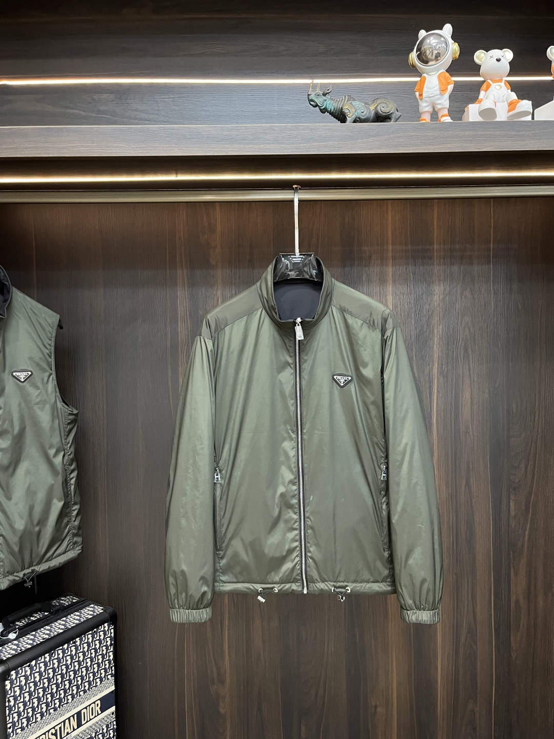 NO:482193,The latest Prada Ss early spring Prada stand collar casual cotton jacket wear double-sided, green and black double-sided cotton jacket, triangle metal logo high-end quality, breathable and comfortable to make into fabric. The logo adopts the current popular embroidery design, the upper body is handsome and stylish, not restrained at all, and the upper body is super comfortable!  The whole piece is super cool and upscale!  The upper body is not thick, showing the fashionable and personalized atmosphere!  Number of codes: M-XXXL H2025 new model first release, prada, prada, jackets & coats, alexander wang19860909主推 Prada ss早春最新款普拉达立领休闲棉衣外套 双面穿,绿色和黑色双面穿棉衣外套,三角金属logo高端品质、透气舒适合成面料,Logo采用时下流行刺绣设计,上身帅气有型,一点不拘束、上身超级舒适！整件超级酷炫上档次！上身不厚重,尽显时尚个性气息！ 码数:M-XXXL H2025新款首发,,prada,prada,jackets & coats,alexander wang,Men's clothing