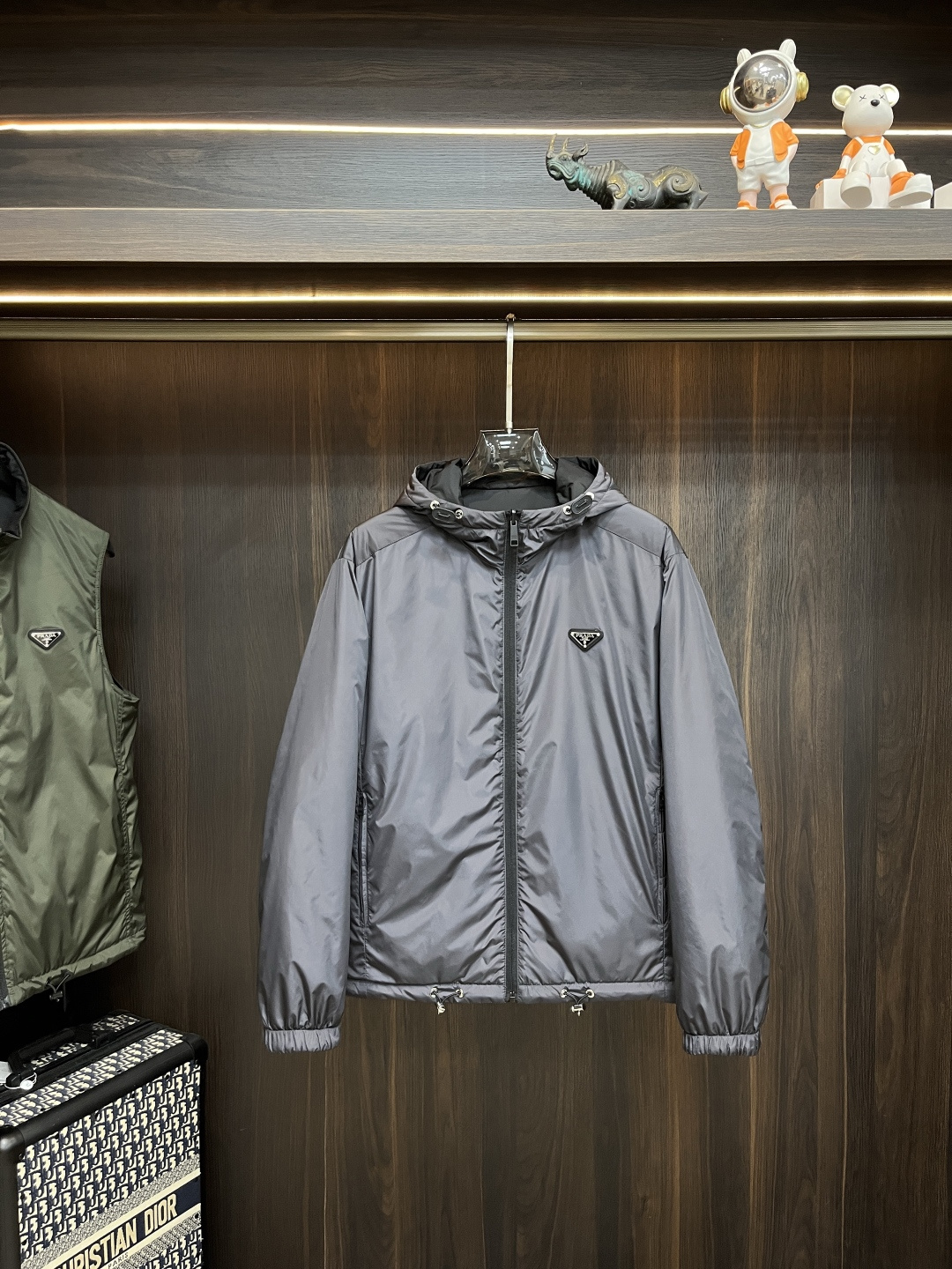 NO:482187,The latest Prada ss early spring Prada hooded casual cotton jacket is worn on both sides, blue and black double-sided cotton jacket, the triangle metal logo is high-end quality, breathable and comfortable to make into a fabric. The logo adopts the current popular embroidery design, the upper body is handsome and stylish, not restrained at all, and the upper body is super comfortable!  The whole piece is super cool and upscale!  The upper body is not thick, showing the fashionable and personalized atmosphere!  Number of codes: M-XXXL H2025 new model first release, prada, prada, jackets & coats, hats, alexander wang19860909主推 Prada ss早春最新款普拉达连帽休闲棉衣外套 双面穿,蓝色和黑色双面穿棉衣外套,三角金属logo高端品质、透气舒适合成面料,Logo采用时下流行刺绣设计,上身帅气有型,一点不拘束、上身超级舒适！整件超级酷炫上档次！上身不厚重,尽显时尚个性气息！ 码数:M-XXXL H2025新款首发,,prada,prada,jackets & coats,hats,alexander wang,Men's clothing