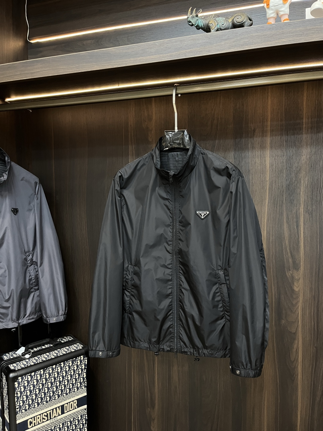 NO:482196,The latest Prada Ss early spring Prada stand collar casual jacket, triangle metal logo high-end quality thin cotton jacket, breathable and comfortable to make into a fabric, handsome and stylish upper body, not restrained at all, super comfortable upper body!  The whole piece is super cool and upscale!  The upper body is not thick, showing the fashionable and personalized atmosphere!  Number of codes: M-XXXL H2025 new model first release, prada, prada, jackets & coats, alexander wang19860909主推 Prada ss早春最新款普拉达立领休闲外套 三角金属logo高端品质夹薄棉外套,透气舒适合成面料,上身帅气有型,一点不拘束、上身超级舒适！整件超级酷炫上档次！上身不厚重,尽显时尚个性气息！ 码数:M-XXXL H2025新款首发,,prada,prada,jackets & coats,alexander wang,Men's clothing