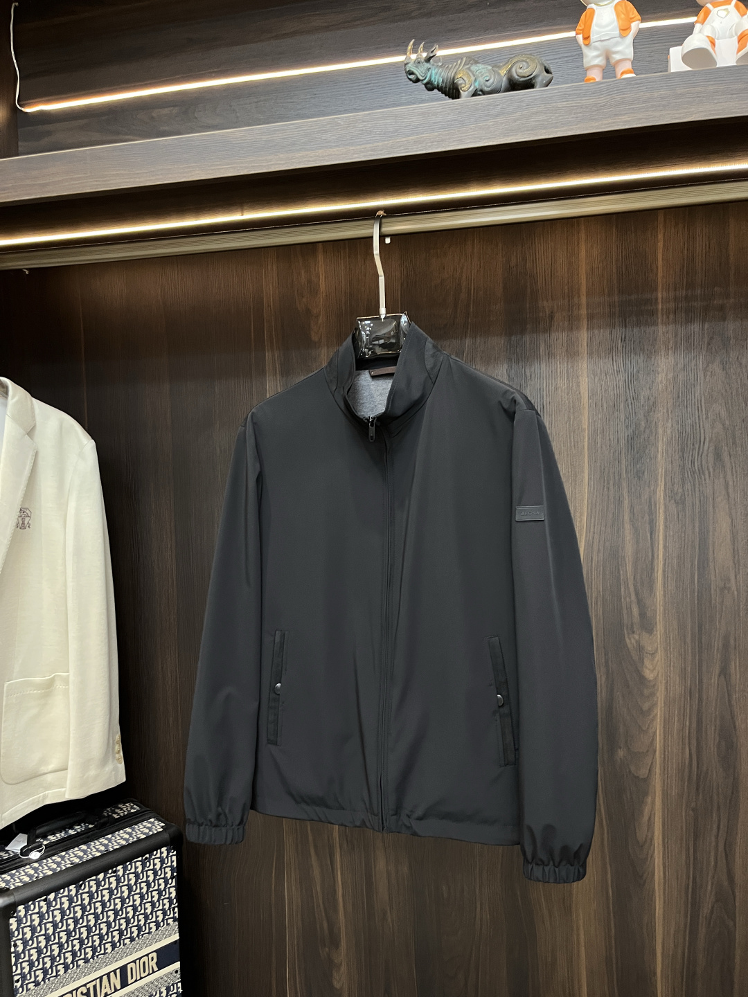 NO:482199,The latest Zegna Ss early spring Zegna stand-up collar casual jacket is a high-end quality thin cotton jacket, breathable and comfortable to make it into a fabric. The upper body is handsome and stylish, without any restraint, and the upper body is super comfortable!  The whole piece is super cool and upscale!  The upper body is not thick, showing the fashionable and personalized atmosphere!  Number of codes: M-XXXL H2025 new model first release, zegna, jackets & coats, alexander wang19860909主推 Zegna ss早春最新款杰尼亚立领休闲外套 高端品质夹薄棉外套,透气舒适合成面料,上身帅气有型,一点不拘束、上身超级舒适！整件超级酷炫上档次！上身不厚重,尽显时尚个性气息！ 码数:M-XXXL H2025新款首发,,zegna,jackets & coats,alexander wang,Men's clothing