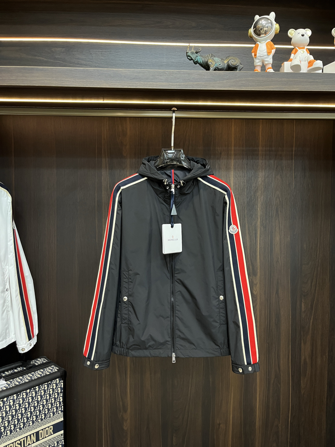 NO:523195,fhs mainly promotes Moncler 2025ss early autumn new style released a covert hooded jacket, a hot autumn jacket, a red and black webbing style that makes you feel comfortable and slim. It is lazy and casual, combined with a clean and simple color scheme, which is particularly pleasing to look at and suitable for daily wear~ I love to launch sports items embellished with vitality prints!  Size M-3XL, complete three standards, shipped the next day, new H2025 model first release, Moncler, jackets & coats,hats,alexander wang19860909fhs 主推 Moncler 2025ss早秋新款发布蒙口连帽外套,秋季爆款外套,红黑两色织带款穿上就是舒适自在又显瘦的存在,慵懒而随性,结合干净简单的色系就特别耐看,适合日常穿着~倾情推出缀饰活力印花的运动单品！ 尺码M-3XL 三标齐全 隔天出货 H2025新款首发,,Moncler,jackets & coats,hats,alexander wang,Men's clothing