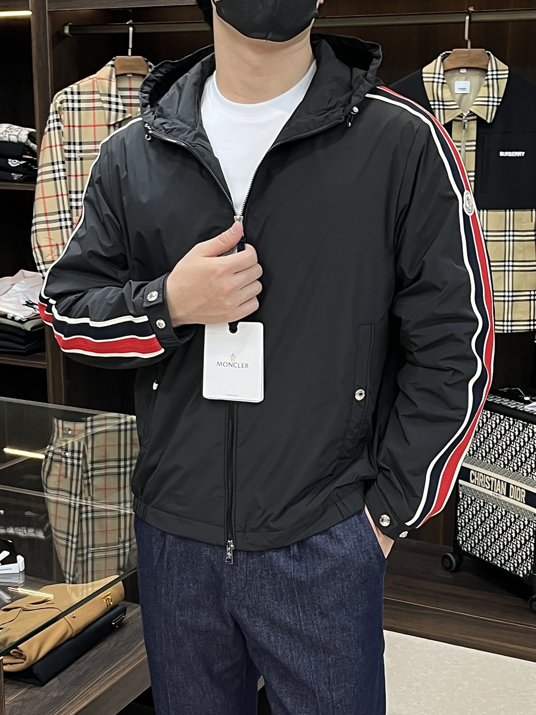 NO:507504,The main recommendation is the new early autumn style of Moncler Ss. The hooded hooded jacket for autumn, and the red and black webbing style is comfortable, comfortable and slim. It is lazy and casual, combined with a clean and simple color scheme, which is particularly pleasing to the eye and is suitable for daily wear. It is full of enthusiasm to launch sports items embellished with vitality prints!  Size M-3XL, complete three standards, shipped the next day, new H models are launched, Moncler, jackets & coats,hats,alexander wang19860909主推 Moncler ss早秋新款发布蒙口连帽外套,秋季爆款外套,红黑两色织带款穿上就是舒适自在又显瘦的存在,慵懒而随性,结合干净简单的色系就特别耐看,适合日常穿着~倾情推出缀饰活力印花的运动单品！ 尺码M-3XL 三标齐全 隔天出货 H新款首发,,Moncler,jackets & coats,hats,alexander wang,Men's clothing