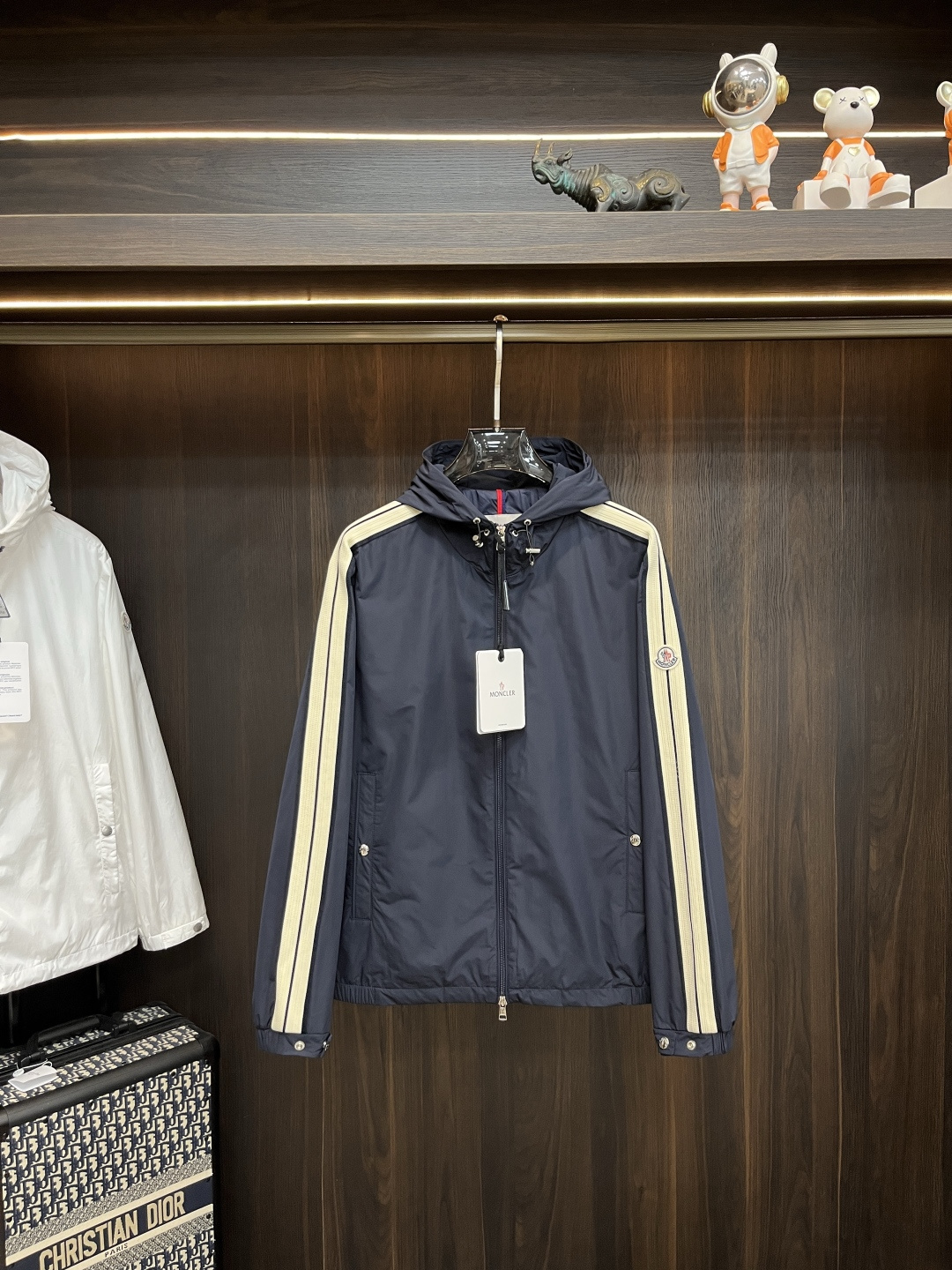 NO:525235,fhs mainly promotes Moncler 2025ss early autumn new style released a covert hooded jacket, a popular autumn jacket, and a webbing style that makes you feel comfortable and slim. It is lazy and casual, combined with a clean and simple color scheme, which is particularly pleasing to the eye, suitable for daily wear~ I love to launch sports items embellished with vitality prints!  Size M-3XL, complete three standards, shipped the next day, new H2025 model first release, Moncler, jackets & coats,hats,alexander wang19860909fhs 主推 Moncler 2025ss早秋新款发布蒙口连帽外套,秋季爆款外套,织带款穿上就是舒适自在又显瘦的存在,慵懒而随性,结合干净简单的色系就特别耐看,适合日常穿着~倾情推出缀饰活力印花的运动单品！ 尺码M-3XL 三标齐全 隔天出货 H2025新款首发,,Moncler,jackets & coats,hats,alexander wang,Men's clothing