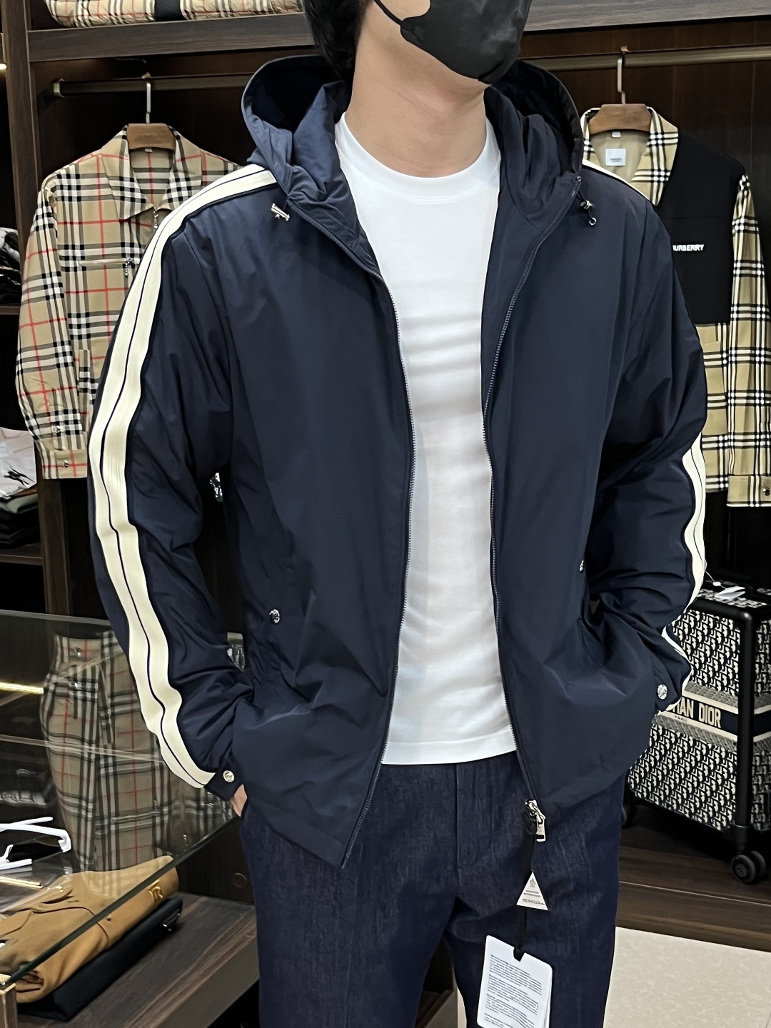NO:507509,The main recommendation is the new early autumn style of Moncler Ss. The hooded jacket for the Autumn style is comfortable, comfortable and slim when worn. It is lazy and casual, combined with a clean and simple color scheme, which is particularly pleasing to the eye and suitable for daily wear. It is very popular to wear~ I love to launch sports items embellished with vibrant prints!  Size M-3XL, complete three standards, shipped the next day, new H models are launched, Moncler, jackets & coats,hats,alexander wang19860909主推 Moncler ss早秋新款发布蒙口连帽外套,秋季爆款外套,织带款穿上就是舒适自在又显瘦的存在,慵懒而随性,结合干净简单的色系就特别耐看,适合日常穿着~倾情推出缀饰活力印花的运动单品！ 尺码M-3XL 三标齐全 隔天出货 H新款首发,,Moncler,jackets & coats,hats,alexander wang,Men's clothing