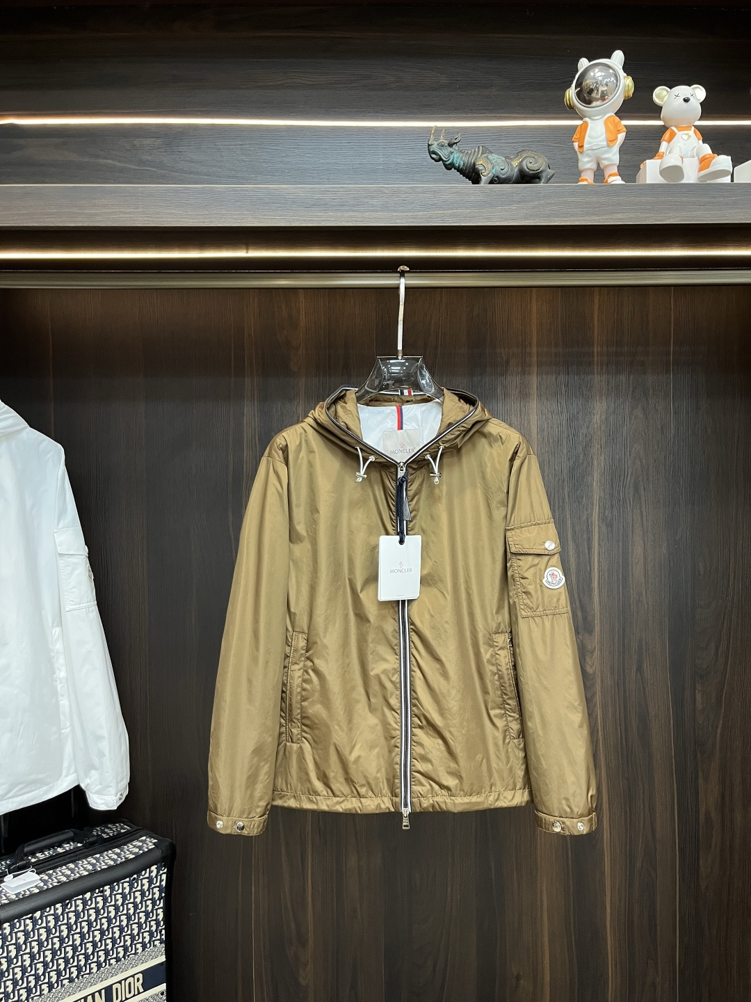 NO:523196,fhs mainly promotes Moncler 2025ss early autumn new style released a covert hooded jacket, a popular autumn jacket, and a webbing style that makes you feel comfortable and slim. It is lazy and casual, combined with a clean and simple color scheme, which is particularly pleasing to the eye, suitable for daily wear~ I love to launch sports items embellished with vitality prints!  Size M-3XL, complete three standards, shipped the next day, new H2025 model first release, Moncler, jackets & coats,hats,alexander wang19860909fhs 主推 Moncler 2025ss早秋新款发布蒙口连帽外套,秋季爆款外套,织带款穿上就是舒适自在又显瘦的存在,慵懒而随性,结合干净简单的色系就特别耐看,适合日常穿着~倾情推出缀饰活力印花的运动单品！ 尺码M-3XL 三标齐全 隔天出货 H2025新款首发,,Moncler,jackets & coats,hats,alexander wang,Men's clothing