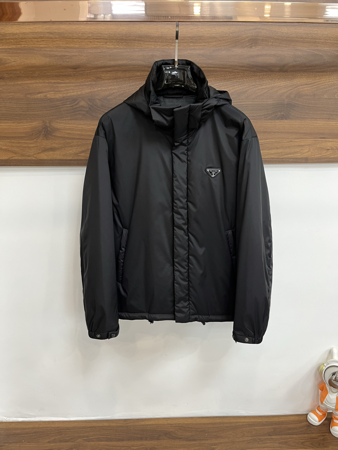 NO:495994,The main recommendation is Prada 2025ss early autumn new model released Prada hooded cotton coat jacket, a hot autumn triangle metal logo cotton coat jacket, which makes you feel comfortable and slim when worn. It is lazy and casual, combined with clean and simple colors, which is particularly pleasing to look at and suitable for daily wear~ I love to launch sports items embellished with vitality prints!  Size M-3XL, complete three standards, shipped the next day, new H2025 models first released, prada, prada, jackets & coats, hats, alexander wang19860909主推 Prada 2025ss早秋新款发布普拉达连帽棉衣外套,秋季爆款三角金属logo棉衣外套,穿上就是舒适自在又显瘦的存在,慵懒而随性,结合干净简单的色系就特别耐看,适合日常穿着~倾情推出缀饰活力印花的运动单品！ 尺码M-3XL 三标齐全 隔天出货 H2025新款首发,,prada,prada,jackets & coats,hats,alexander wang,Men's clothing