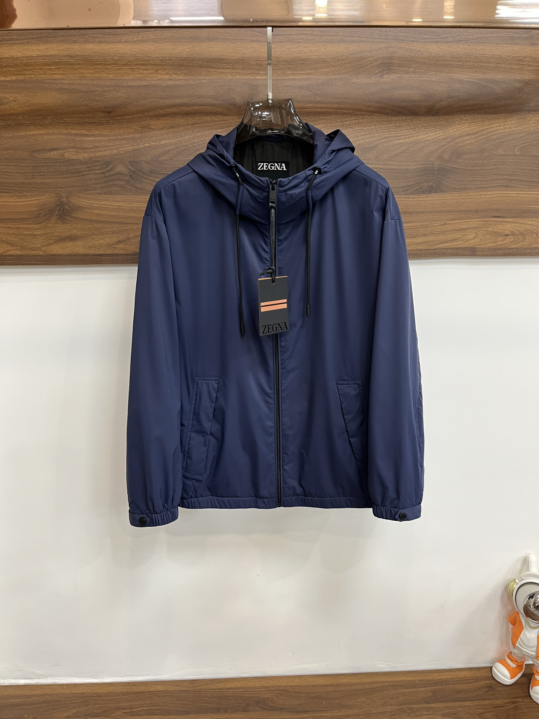 NO:498530,The Zegna Ss is the new early autumn style released. The Zegna hooded jacket is a popular autumn thin cotton jacket. It is comfortable and comfortable to wear. It is lazy and casual. It is particularly pleasing to look at with clean and simple colors. It is suitable for daily wear. It is full of sports items embellished with vitality prints!  Size M-3XL, complete three standards, shipped the next day, new H models are launched, zegna, jackets & coats,hats,alexander wang19860909主推 Zegna ss早秋新款发布杰尼亚连帽外套,秋季爆款夹薄棉外套,穿上就是舒适自在又显瘦的存在,慵懒而随性,结合干净简单的色系就特别耐看,适合日常穿着~倾情推出缀饰活力印花的运动单品！ 尺码M-3XL 三标齐全 隔天出货 H新款首发,,zegna,jackets & coats,hats,alexander wang,Men's clothing