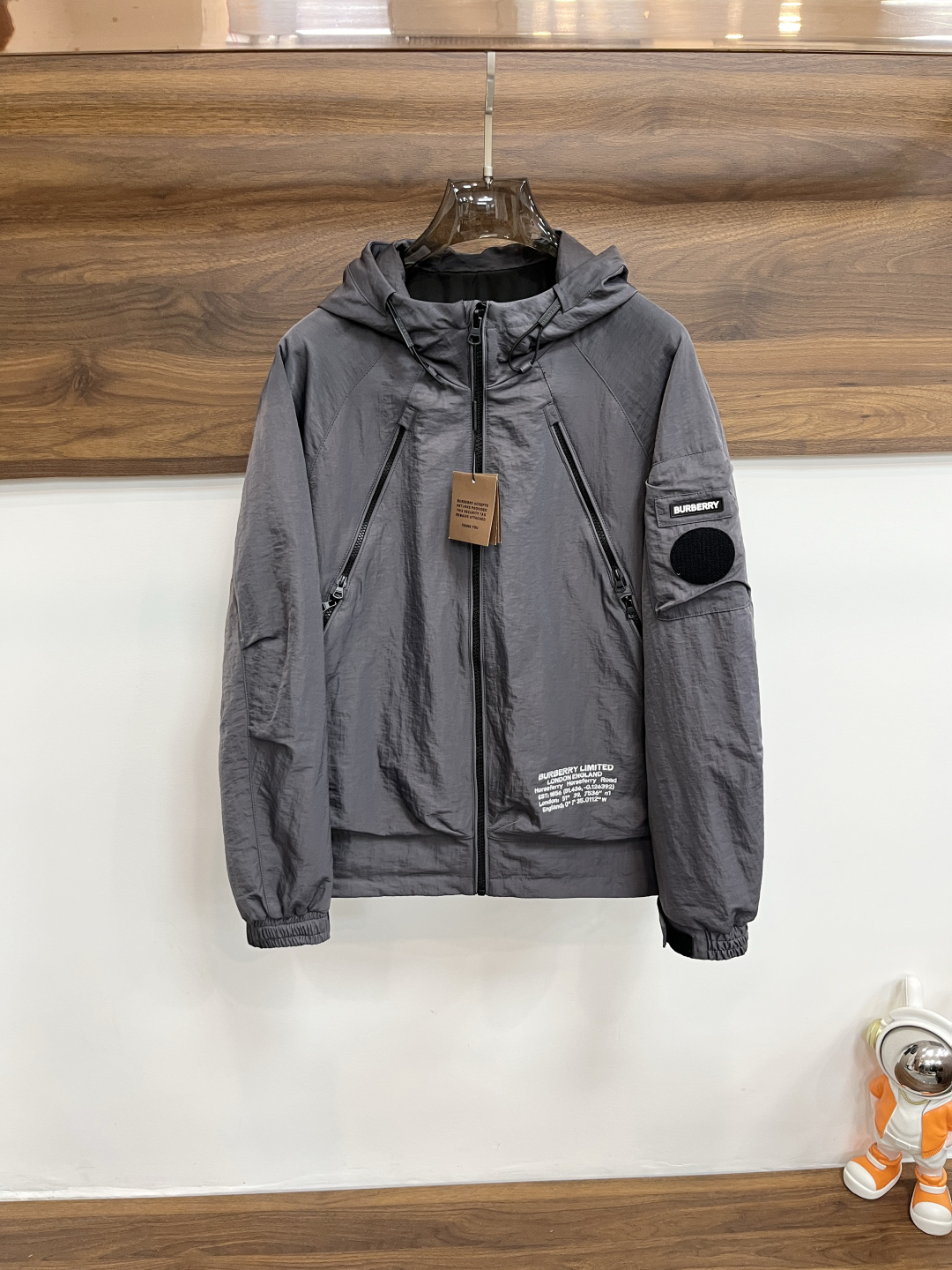 NO:495999,The main recommendation is Burberey 2025ss early autumn new style released Burberry hooded jacket, a hot autumn style thin cotton jacket, and the letter logo embroidery style is comfortable and comfortable and slim. It is lazy and casual, combined with clean and simple colors, it is particularly pleasing to look at and is suitable for daily wear~ I love to launch sports items embroidered with vitality prints!  Size M-3XL, complete three standards, shipped the next day, new H2025 model first release, burberry, burberry, jackets & coats, jackets & coats, hats, alexander wang19860909主推 Burberey 2025ss早秋新款发布巴宝莉连帽夹克外套,秋季爆款夹薄棉夹克,字母logo刺绣款穿上就是舒适自在又显瘦的存在,慵懒而随性,结合干净简单的色系就特别耐看,适合日常穿着~倾情推出缀饰活力印花的运动单品！ 尺码M-3XL 三标齐全 隔天出货 H2025新款首发,,burberry,burberry,jackets & coats,jackets & coats,hats,alexander wang,Men's clothing