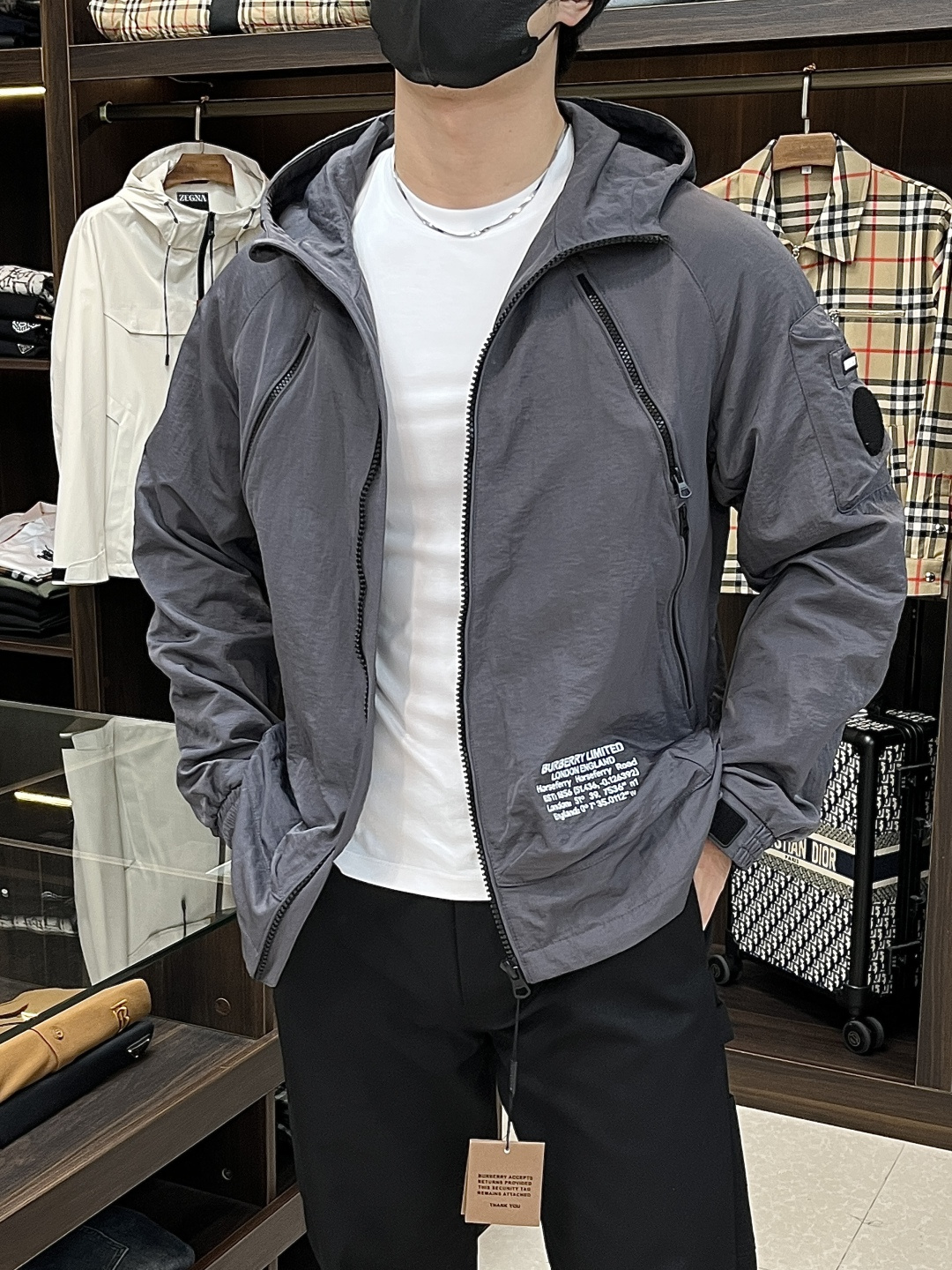 NO:511866,The main recommendation is Burberey 2025ss early autumn new style released Burberry hooded jacket, a hot autumn style thin cotton jacket, and the letter logo embroidery style is comfortable and comfortable and slim. It is lazy and casual, combined with clean and simple colors, it is particularly pleasing to look at and is suitable for daily wear~ I love to launch sports items embroidered with vitality prints!  Size M-3XL, complete three standards, shipped the next day, new H2025 model first release, burberry, burberry, jackets & coats, jackets & coats, hats, alexander wang19860909主推 Burberey 2025ss早秋新款发布巴宝莉连帽夹克外套,秋季爆款夹薄棉夹克,字母logo刺绣款穿上就是舒适自在又显瘦的存在,慵懒而随性,结合干净简单的色系就特别耐看,适合日常穿着~倾情推出缀饰活力印花的运动单品！ 尺码M-3XL 三标齐全 隔天出货 H2025新款首发,,burberry,burberry,jackets & coats,jackets & coats,hats,alexander wang,Men's clothing