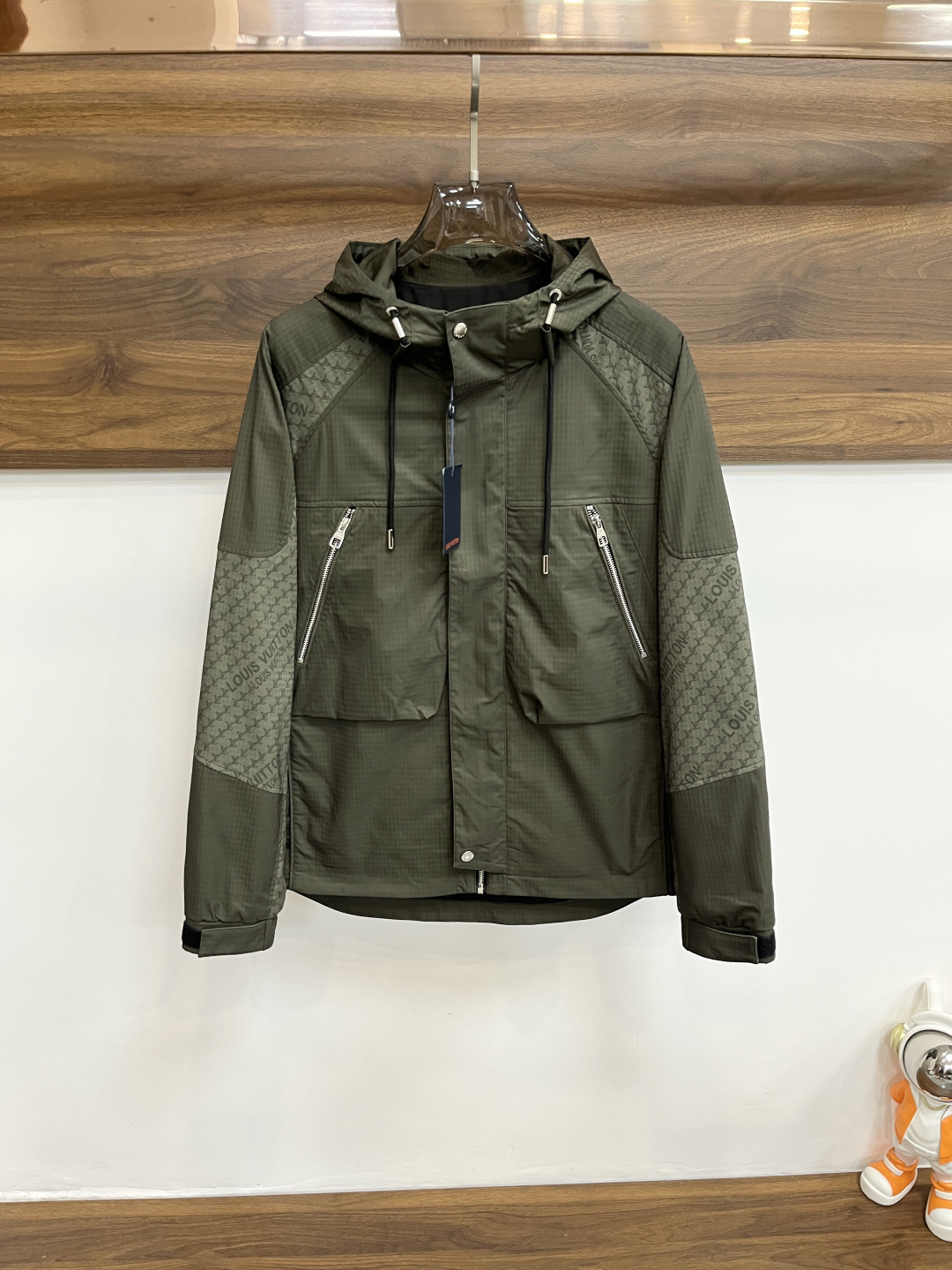 NO:498540,The main recommendation is the new LV Ss early autumn style. The new donkey brand hooded jacket is released. The autumn hot-sized thin cotton jacket is a jacquard splicing letter logo embroidery style. It is comfortable and comfortable to wear. It is lazy and casual. It is particularly pleasing to look at with clean and simple colors. It is suitable for daily wear. It is full of enthusiasm to launch sports items embroidered with vitality prints!  Size M-3XL, complete three standards, shipped the next day, new H models first launch, louis vuitton, louis vuitton, jackets & coats, jackets & coats, hats, alexander wang19860909主推 LV ss早秋新款发布驴牌连帽夹克外套,秋季爆款夹薄棉夹克,提花拼接款字母logo刺绣款穿上就是舒适自在又显瘦的存在,慵懒而随性,结合干净简单的色系就特别耐看,适合日常穿着~倾情推出缀饰活力印花的运动单品！ 尺码M-3XL 三标齐全 隔天出货 H新款首发,,louis vuitton,louis vuitton,jackets & coats,jackets & coats,hats,alexander wang,Men's clothing