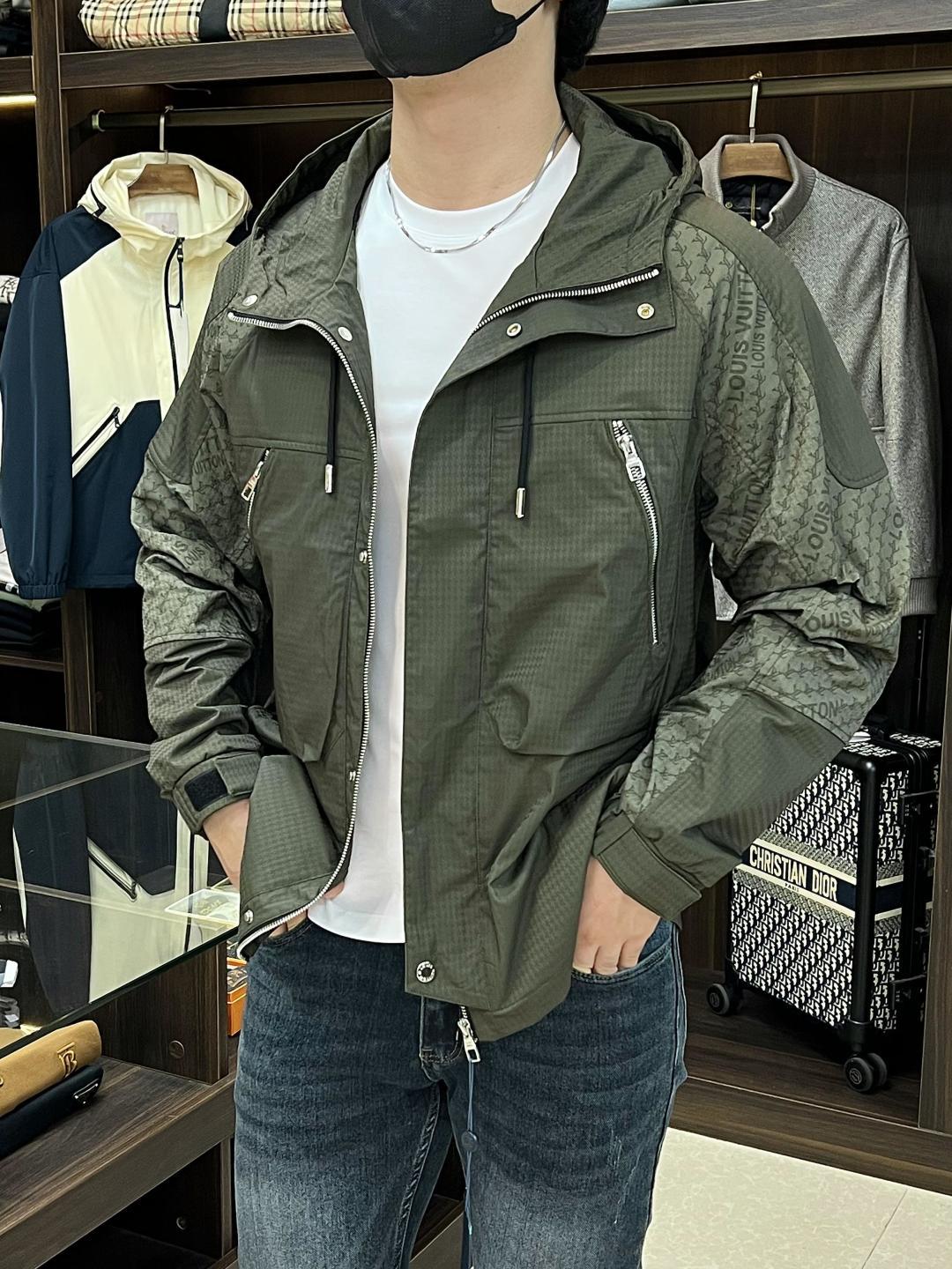 NO:511855,The main recommendation is the new LV 2025ss early autumn style. The new donkey brand hooded jacket is released. The autumn hot-sized thin cotton jacket is a jacquard splicing letter logo embroidery style. It is comfortable and comfortable to wear. It is lazy and casual. It is particularly pleasing to look at with clean and simple colors. It is suitable for daily wear. It is full of enthusiasm to launch sports items embroidered with vitality prints!  Size M-3XL, complete three standards, shipped the next day, new H2025 model first release, louis vuitton,louis vuitton,jackets & coats,jackets & coats,hats,alexander wang19860909主推 LV 2025ss早秋新款发布驴牌连帽夹克外套,秋季爆款夹薄棉夹克,提花拼接款字母logo刺绣款穿上就是舒适自在又显瘦的存在,慵懒而随性,结合干净简单的色系就特别耐看,适合日常穿着~倾情推出缀饰活力印花的运动单品！ 尺码M-3XL 三标齐全 隔天出货 H2025新款首发,,louis vuitton,louis vuitton,jackets & coats,jackets & coats,hats,alexander wang,Men's clothing