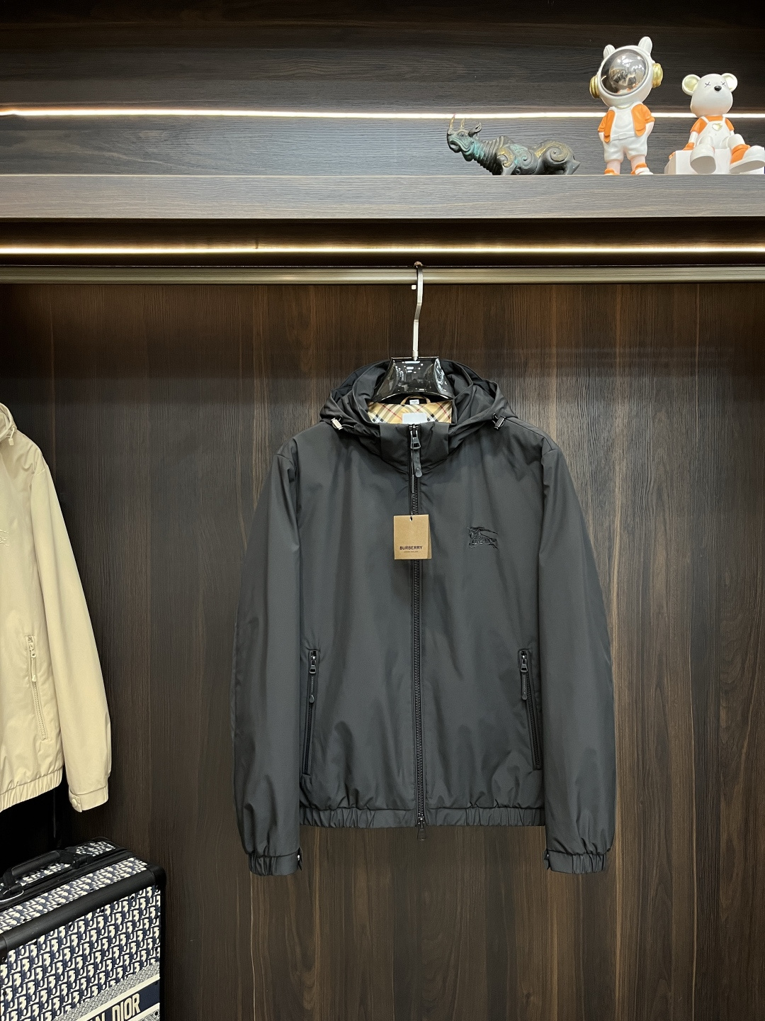 NO:515519,The main recommendation is Burberey Ss's early autumn new style released Burberry hooded jacket, with a detachable hat and a thin cotton jacket. The war horse logo embroidery style is comfortable, comfortable and slim. It is lazy and casual, combined with a clean and simple color scheme, which is particularly pleasing to look at and suitable for daily wear~ I love to launch sports items embroidered with vitality prints!  Size M-3XL, complete three standards, shipped the next day, new H models are launched, burberry, burberry, jackets & coats, jackets & coats, hats, alexander wang19860909主推 Burberey ss早秋新款发布巴宝莉连帽夹克外套,帽可拆秋季爆款夹薄棉夹克,战马logo刺绣款穿上就是舒适自在又显瘦的存在,慵懒而随性,结合干净简单的色系就特别耐看,适合日常穿着~倾情推出缀饰活力印花的运动单品！ 尺码M-3XL 三标齐全 隔天出货 H新款首发,,burberry,burberry,jackets & coats,jackets & coats,hats,alexander wang,Men's clothing