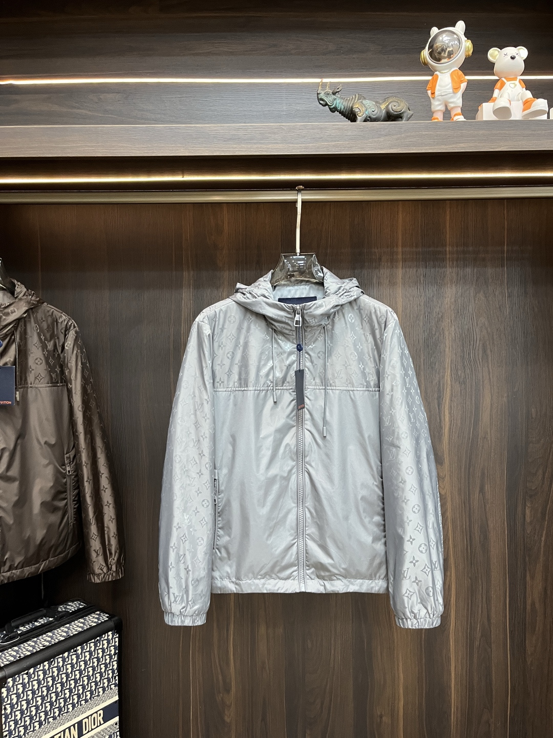 NO:523194,The main recommendation is the new LV 2025ss early autumn style. The donkey brand hooded jacket is released. The jacquard fabric is a hot autumn thin cotton jacket. It is comfortable and comfortable to wear. It is lazy and casual. It is particularly durable with clean and simple colors. It is suitable for daily wear. It is full of sports items embellished with vitality printing!  Size M-3XL, complete three standards, shipped the next day, new H2025 model first release, louis vuitton,louis vuitton,jackets & coats,jackets & coats,hats,alexander wang19860909主推 LV 2025ss早秋新款发布驴牌连帽夹克外套,提花面料秋季爆款夹薄棉夹克,穿上就是舒适自在又显瘦的存在,慵懒而随性,结合干净简单的色系就特别耐看,适合日常穿着~倾情推出缀饰活力印花的运动单品！ 尺码M-3XL 三标齐全 隔天出货 H2025新款首发,,louis vuitton,louis vuitton,jackets & coats,jackets & coats,hats,alexander wang,Men's clothing