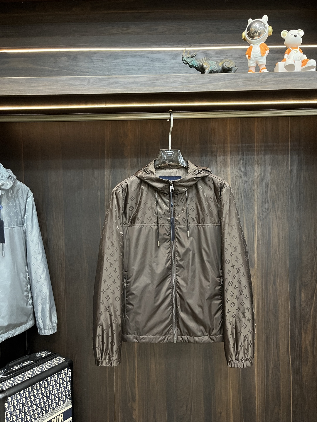 NO:523193,The main recommendation is the new LV 2025ss early autumn style. The donkey brand hooded jacket is released. The jacquard fabric is a hot autumn thin cotton jacket. It is comfortable and comfortable to wear. It is lazy and casual. It is particularly pleasing to look at with clean and simple colors. It is suitable for daily wear. It is full of sports items embellished with vitality prints!  Size M-3XL, complete three standards, shipped the next day, new H2025 model first release, louis vuitton,louis vuitton,jackets & coats,jackets & coats,hats,alexander wang19860909主推LV 2025ss早秋新款发布驴牌连帽夹克外套,提花面料秋季爆款夹薄棉夹克,穿上就是舒适自在又显瘦的存在,慵懒而随性,结合干净简单的色系就特别耐看,适合日常穿着~倾情推出缀饰活力印花的运动单品！ 尺码M-3XL 三标齐全 隔天出货 H2025新款首发,,louis vuitton,louis vuitton,jackets & coats,jackets & coats,hats,alexander wang,Men's clothing