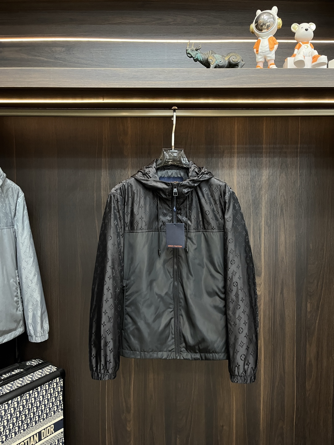 NO:523191,The main recommendation is the new LV 2025ss early autumn style. The donkey brand hooded jacket is released. The jacquard fabric is a hot autumn thin cotton jacket. It is comfortable and comfortable to wear. It is lazy and casual. It is particularly pleasing to look at with clean and simple colors. It is suitable for daily wear. It is full of enthusiasm to launch sports items embellished with vitality prints!  Size M-3XL, complete three standards, shipped the next day, new H2025 model first release, louis vuitton,louis vuitton,jackets & coats,jackets & coats,hats,alexander wang19860909主推 LV 2025ss早秋新款发布驴牌连帽夹克外套,提花面料秋季爆款夹薄棉夹克,穿上就是舒适自在又显瘦的存在,慵懒而随性,结合干净简单的色系就特别耐看,适合日常穿着~倾情推出缀饰活力印花的运动单品！ 尺码M-3XL 三标齐全 隔天出货 H2025新款首发,,louis vuitton,louis vuitton,jackets & coats,jackets & coats,hats,alexander wang,Men's clothing