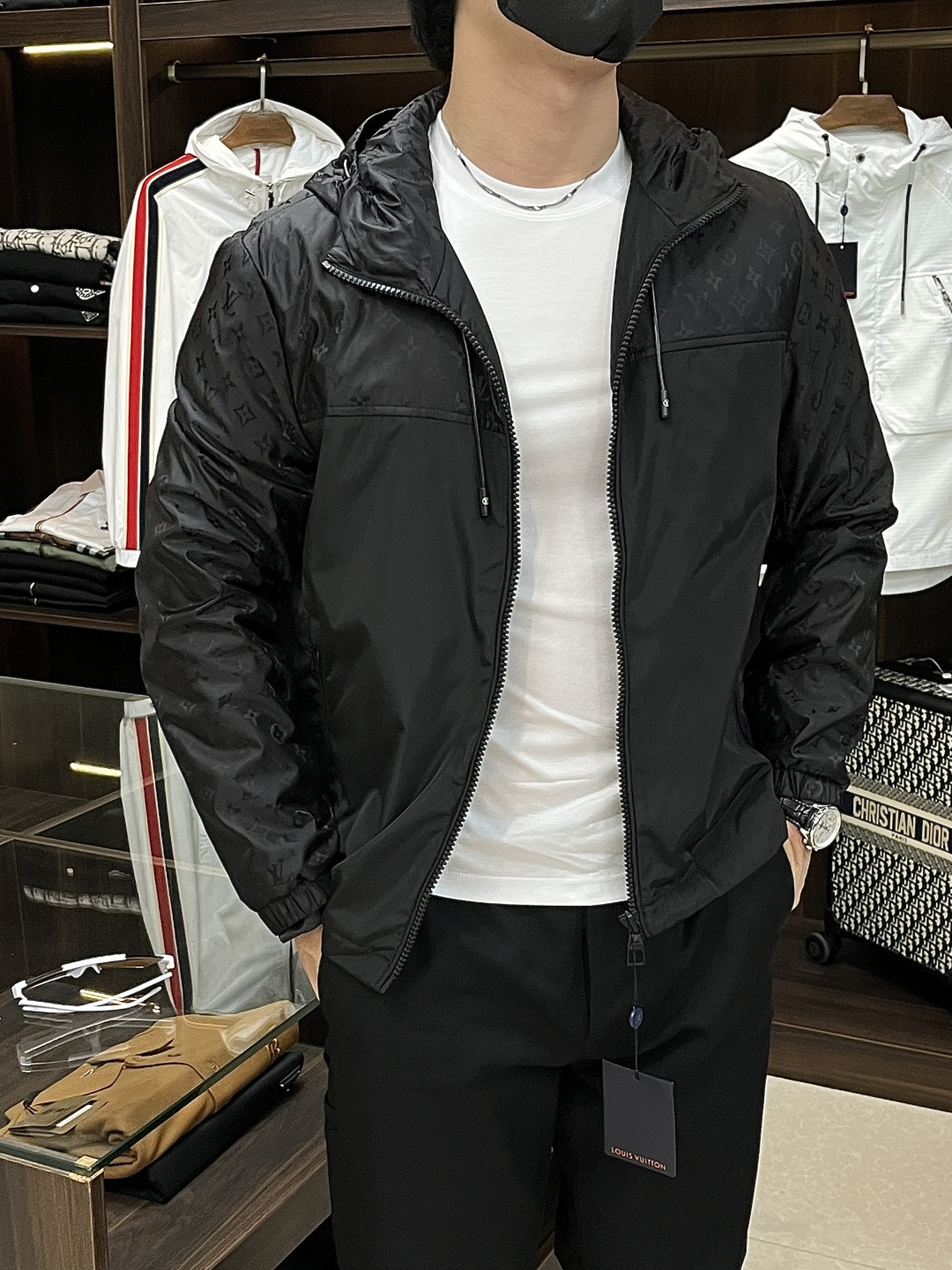 NO:527738,The main recommendation is the new LV Ss early autumn style. The donkey brand hooded jacket is released. The jacquard fabric is a hot autumn thin cotton jacket. It is comfortable and comfortable to wear. It is lazy and casual. It is particularly pleasing to look at with clean and simple colors. It is suitable for daily wear. It is full of sports items embellished with vitality prints!  Size M-3XL, complete three standards, shipped the next day, new H models first launch, louis vuitton, louis vuitton, jackets & coats, jackets & coats, hats, alexander wang19860909主推 LV ss早秋新款发布驴牌连帽夹克外套,提花面料秋季爆款夹薄棉夹克,穿上就是舒适自在又显瘦的存在,慵懒而随性,结合干净简单的色系就特别耐看,适合日常穿着~倾情推出缀饰活力印花的运动单品！ 尺码M-3XL 三标齐全 隔天出货 H新款首发,,louis vuitton,louis vuitton,jackets & coats,jackets & coats,hats,alexander wang,Men's clothing