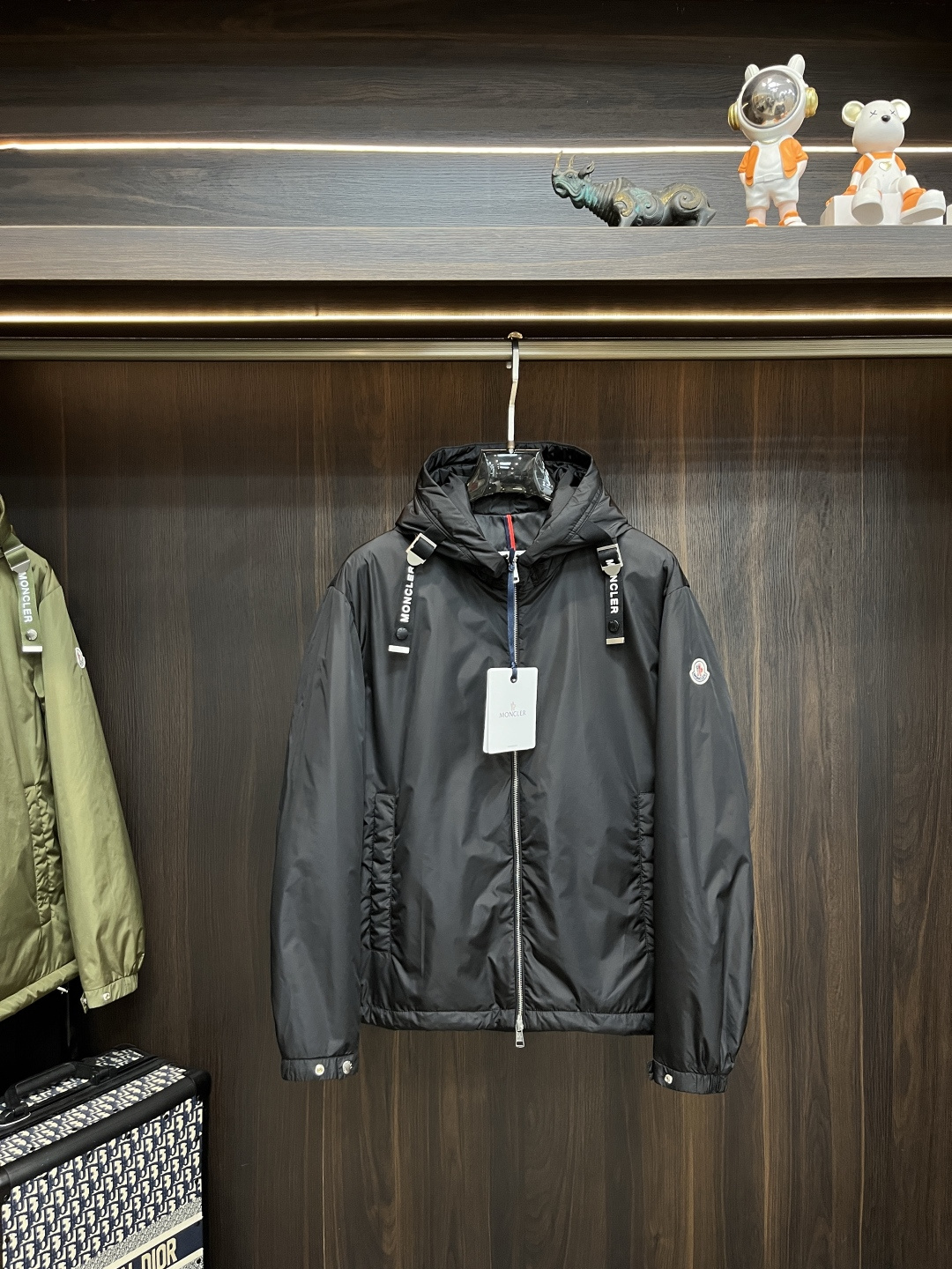 NO:515513,The main recommendation is the new early autumn style of Moncler Ss. The hooded jacket with a covert mouth, a popular autumn style of jacquard fabric, which makes you feel comfortable and slim when worn. It is lazy and casual, combined with a clean and simple color scheme, which is particularly pleasing to look at and suitable for daily wear. It is full of sports items embellished with vibrant prints!  Size M-3XL, complete three standards, shipped the next day, new H models are launched, Moncler, jackets & coats, jackets & coats, hats, alexander wang19860909主推 Moncler ss早秋新款发布蒙口连帽夹克外套,提花面料秋季爆款夹薄棉夹克,穿上就是舒适自在又显瘦的存在,慵懒而随性,结合干净简单的色系就特别耐看,适合日常穿着~倾情推出缀饰活力印花的运动单品！ 尺码M-3XL 三标齐全 隔天出货 H新款首发,,Moncler,jackets & coats,jackets & coats,hats,alexander wang,Men's clothing