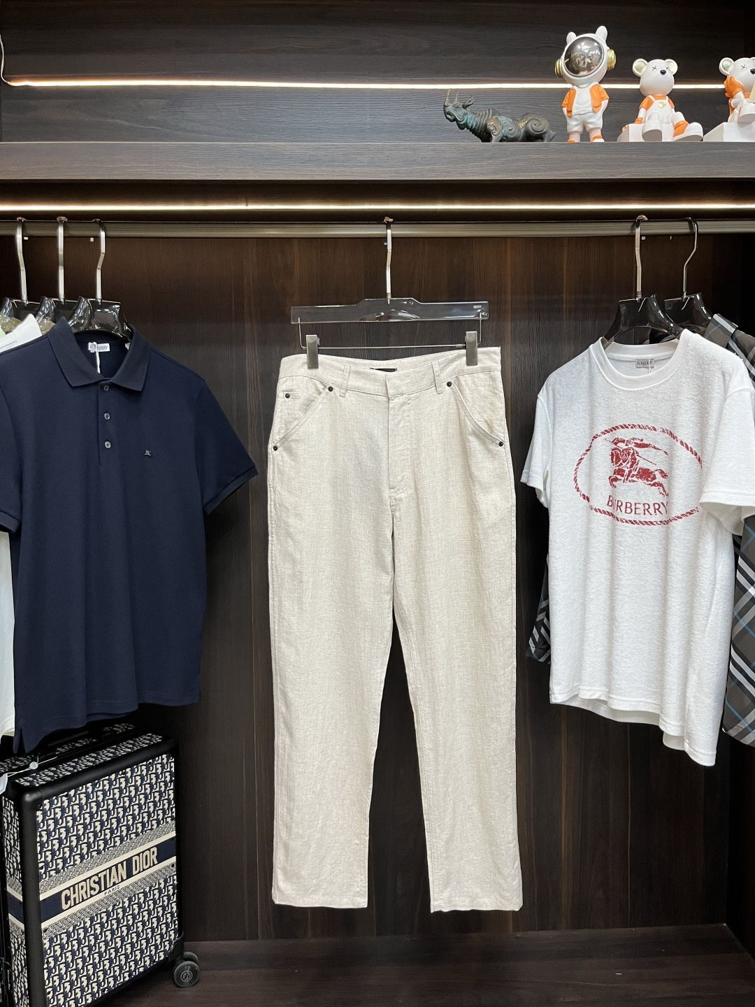 NO:505962,The main recommendation is PRADA 25ss new triangle micro-label linen pants Prada This trousers are made of linen fabric, developed 1:1 in the original version, the trousers are classic with five pockets, the access control zipper has exclusive English letters, the back pocket is decorated with triangle micro-label, and the hardware and auxiliary materials are customized for mold opening. The style is novel and unique. The linen fabric makes you more comfortable to wear. It is the best choice for summer crisp clothing. A set of matching is more elegant, highly recommended!  Tops and pants size S M L XL, prada, prada, alexander wang19860909主推 PRADA 25ss新款三角微标亚麻裤子普拉达这款长裤采用亚麻面料制作而成,原版1:1开发,长裤以五口袋为经典,门禁拉链有独家英文字母,后口袋饰有三角微标,五金辅料开模定制,款式新颖别致,亚麻面料让您穿着更加舒适,是夏日挺括衣装的不二之选.一套搭配更显气质,强烈推荐！ 上衣裤子码数S M L XL,,prada,prada,alexander wang,Men's clothing