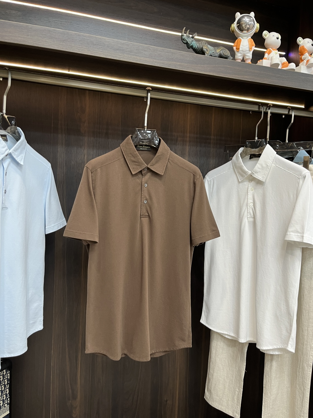 NO:505967,The main recommendation is the new LP curved bottom 7-color polo shirt. This shirt collar Polo shirt is presented with cotton bead floor fabric. The light and soft fabric is dyed by the ready-to-wear to create an elegant texture, allowing the clothes to be softened with the inherent sporty atmosphere. The collar is paired with three buttons, and the versatile style makes it very suitable for single wear, or as a Loro Piana jacket or knitted bottom shirt. Highly recommended!  Color brown royal blue pink pink green gray blue light blue beige code M L XL 2XL 3XL,,loro piano,loro piano,jackets & coats,jackets & coats,shirts,alexander wang19860909主推 LP 新款弧形底边7色polo衫,这款衬衫领 Polo 衫以棉质珠地面料呈现.轻盈柔软的面料经过成衣染色,营造出优雅纹理,让衣服与生俱有的运动气息得以柔和.衣领配三颗纽扣开合,百搭风范令其非常适合单穿,或作为 Loro Piana 的外套夹克或针织衫的底衫穿着.强烈推荐！ 颜色咖色 宝蓝 粉色 粉绿 灰蓝 浅蓝 米色 码数M L XL 2XL 3XL,,loro piana,loro piana,jackets & coats,jackets & coats,shirts,alexander wang,Men's clothing