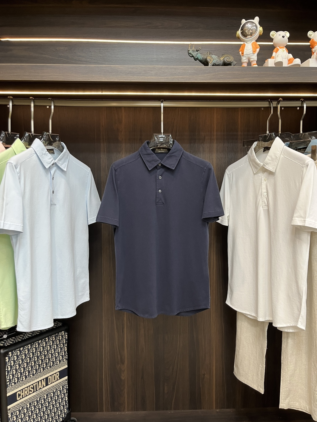 NO:485667,The main recommendation is the new LP curved bottom 7-color polo shirt. This shirt collar Polo shirt is presented with cotton bead floor fabric. The light and soft fabric is dyed by the ready-to-wear to create an elegant texture, allowing the clothes to be softened with the inherent sporty atmosphere. The collar is paired with three buttons, and the versatile style makes it very suitable for single wear, or as a Loro Piana jacket or knitted bottom shirt. Highly recommended!  Color brown royal blue pink pink green gray blue light blue beige code M L XL 2XL 3XL,,loro piano,loro piano,jackets & coats,jackets & coats,shirts,alexander wang19860909主推 LP 新款弧形底边7色polo衫,这款衬衫领 Polo 衫以棉质珠地面料呈现.轻盈柔软的面料经过成衣染色,营造出优雅纹理,让衣服与生俱有的运动气息得以柔和.衣领配三颗纽扣开合,百搭风范令其非常适合单穿,或作为 Loro Piana 的外套夹克或针织衫的底衫穿着.强烈推荐！ 颜色咖色 宝蓝 粉色 粉绿 灰蓝 浅蓝 米色 码数M L XL 2XL 3XL,,loro piana,loro piana,jackets & coats,jackets & coats,shirts,alexander wang,Men's clothing