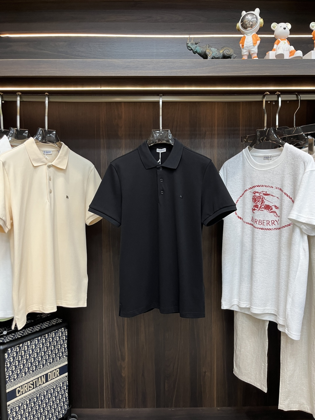 NO:485673,The main recommendation is Burberry's new metal equestrian knight logo cotton Polo shirt. Burberry's 3-color Polo shirt is made of light cotton beaded mesh cloth to present a slim fit. It is embellished with the metal equestrian knight logo (EKD), engraved with BbR exclusive English alphabet button-style opening and closing, and incorporates a retro finish design. The style is novel and unique, highly recommended!  Color black royal blue beige, burberry, burberry, alexander wang19860909主推 Burberry 新款金属马术骑士徽标棉质 Polo 衫 ,巴宝莉这款3色Polo衫选用轻盈棉质珠地网眼布打造,呈现修身版型.点缀金属马术骑士徽标（EKD）,刻有BbR独家英文字母纽扣式开合,融入复古饰面设计,款式新颖独特,强烈推荐！ 颜色黑色 宝蓝色 米色,,burberry,burberry,alexander wang,Men's clothing