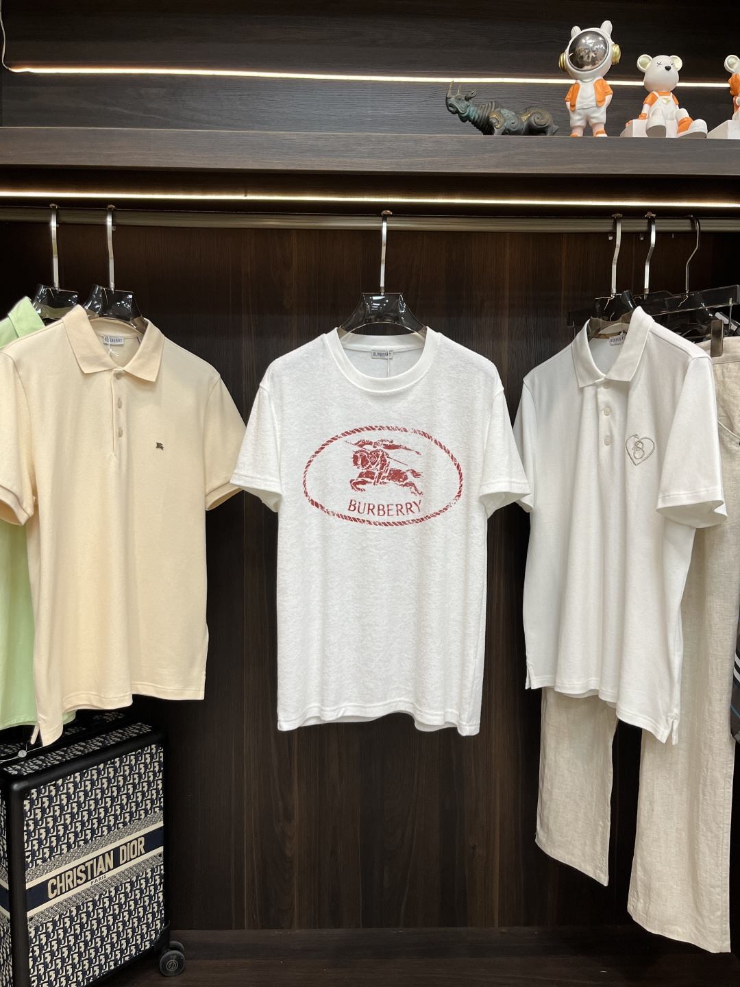 NO:485632,The main recommendation is Burberry's new Knight Seal Cotton-blend T-shirt. This T-shirt is made of cotton-blend terry cloth to present a casual style. It embellishes the retro Knight Seal, which comes from the classic pattern of the 1980s brand bag. Highly recommended!  S M L XL, burberry, burberry, tees, t-shirt, alexander wang19860909主推 Burberry 新款骑士印章棉质混纺 T 恤衫 ,巴宝莉这款T恤衫选用棉质混纺毛巾布打造,呈现休闲版型.点缀复古感骑士印章印花,源自 1980 年代品牌包款的典藏图案.强烈推荐！ 码数S M L XL,,burberry,burberry,tees，t-shirt,alexander wang,Men's clothing