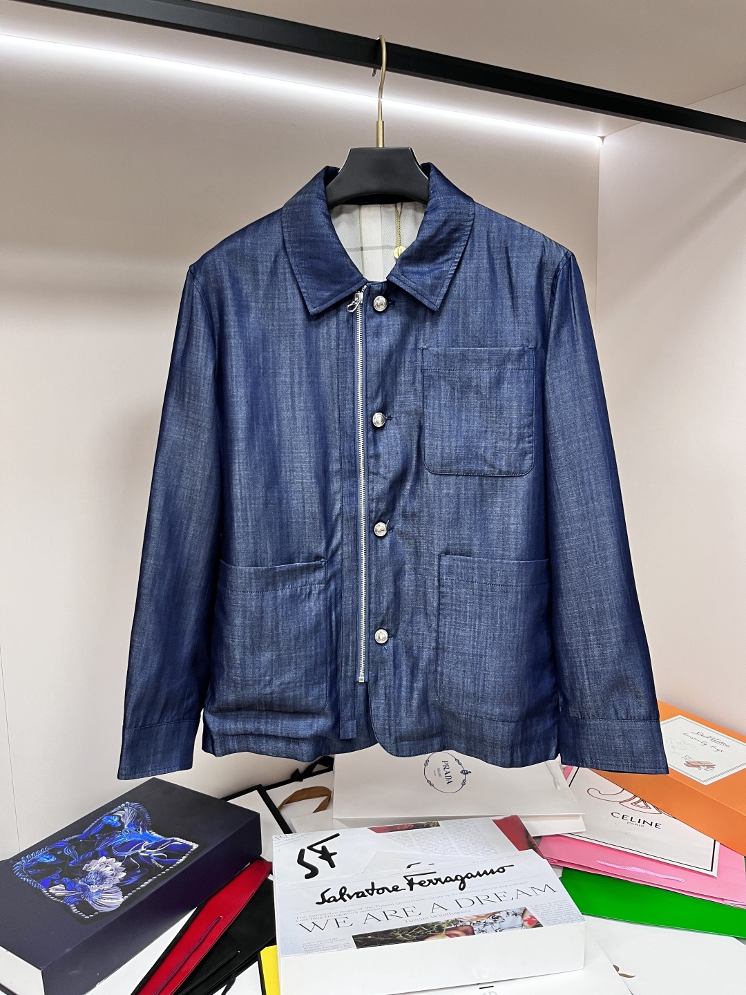 NO:487029,The main recommendation is the new LP 1995ss early autumn style. The LP lapel jacket is released. It is a popular two-layer jacket in autumn. It is comfortable and comfortable to wear. It is lazy and casual. It is particularly pleasing to the eye with clean and simple colors. It is suitable for daily wear. It is full of sports items embellished with vitality prints!  Size M-3XL, complete three standards, shipped the next day, new H models first launch, loro piano, jackets & coats, jackets & coats, alexander wang19860909主推 LP 1995ss早秋新款发布LP翻领夹克外套,秋季爆款两层夹克,穿上就是舒适自在又显瘦的存在,慵懒而随性,结合干净简单的色系就特别耐看,适合日常穿着~倾情推出缀饰活力印花的运动单品！ 尺码M-3XL 三标齐全 隔天出货 H新款首发,,loro piana,jackets & coats,jackets & coats,alexander wang,Men's clothing