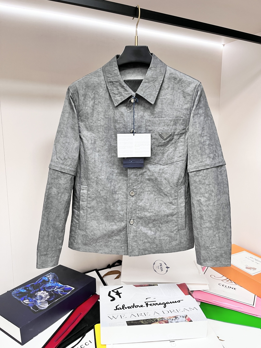 NO:487045,The main recommendation is the new Prada 2025ss early autumn style released Prada lapel jacket, a popular autumn jacket, and the zippered sleeves are comfortable and comfortable to wear. They are lazy and casual, combined with clean and simple colors, which is particularly pleasing to the eye, suitable for daily wear~ I love to launch sports items embellished with vitality prints!  Size M-3XL, complete three standards, shipped the next day, new H2025 model first release, prada, prada, jackets & coats, jackets & coats, alexander wang19860909主推 Prada 2025ss早秋新款发布普拉达翻领夹克外套,秋季爆款夹克,拉链拼接袖款穿上就是舒适自在又显瘦的存在,慵懒而随性,结合干净简单的色系就特别耐看,适合日常穿着~倾情推出缀饰活力印花的运动单品！ 尺码M-3XL 三标齐全 隔天出货 H2025新款首发,,prada,prada,jackets & coats,jackets & coats,alexander wang,Men's clothing