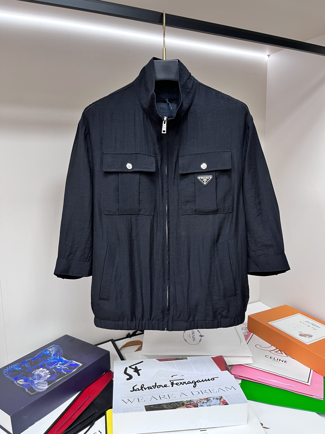 NO:509513,The main recommendation is the new Prada 2025ss early autumn style released Prada stand-up collar jacket, a popular autumn jacket, which makes you feel comfortable and slim when worn. It is lazy and casual, combined with a clean and simple color scheme, which is particularly pleasing to the eye, suitable for daily wear~ I love to launch sports items embellished with vitality prints!  Size M-3XL, complete three standards, shipped the next day, new H2025 model first release, prada, prada, jackets & coats, jackets & coats, alexander wang19860909主推 Prada 2025ss早秋新款发布普拉达立领夹克外套,秋季爆款夹克,穿上就是舒适自在又显瘦的存在,慵懒而随性,结合干净简单的色系就特别耐看,适合日常穿着~倾情推出缀饰活力印花的运动单品！ 尺码M-3XL 三标齐全 隔天出货 H2025新款首发,,prada,prada,jackets & coats,jackets & coats,alexander wang,Men's clothing