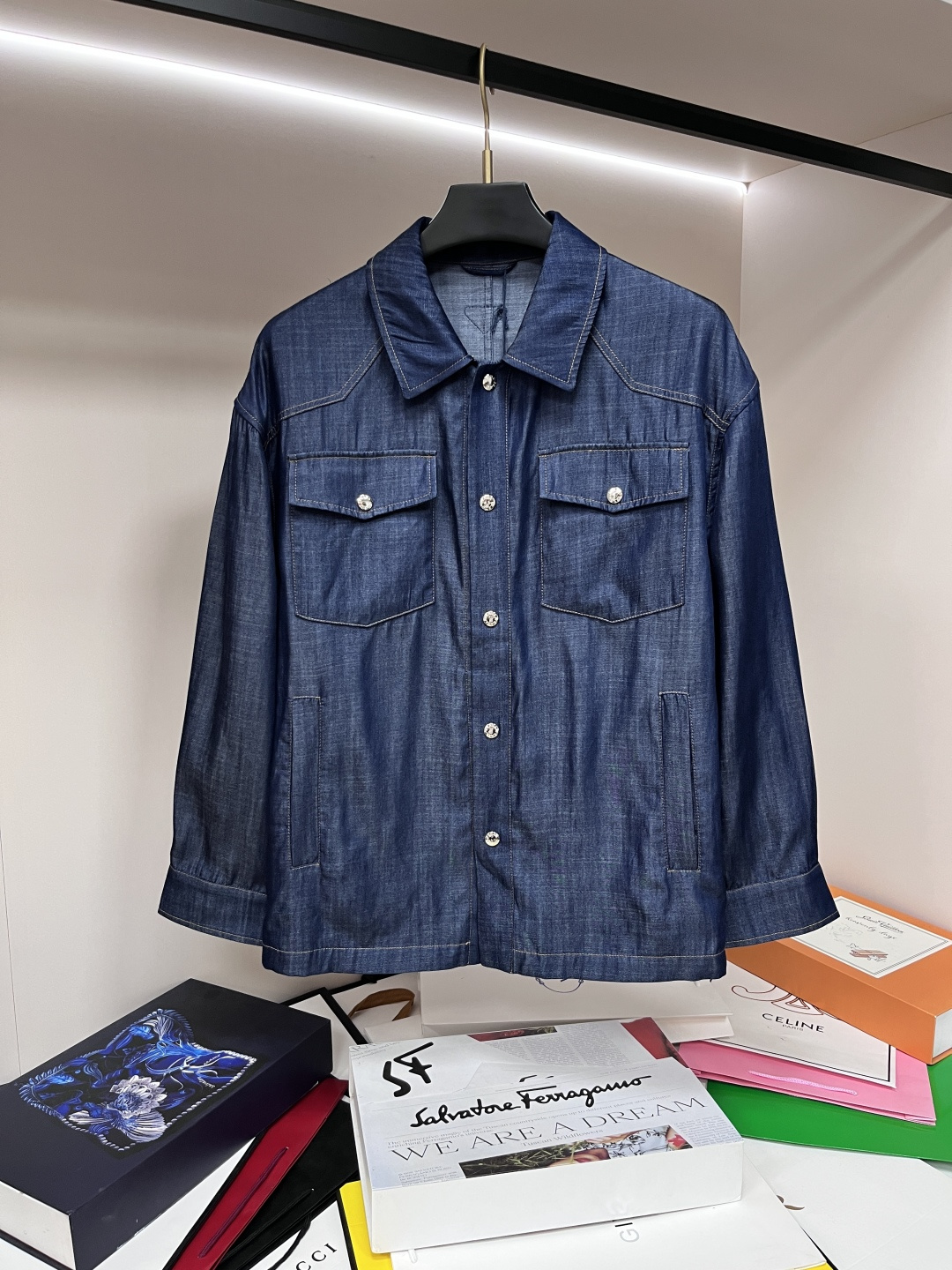 NO:509517,The main recommendation is the new Prada 2025ss early autumn style released Prada lapel jacket, a popular autumn jacket, which is comfortable and comfortable to wear, lazy and casual, combined with clean and simple colors, which is particularly pleasing to the eye, suitable for daily wear~ I love to launch sports items embellished with vitality prints!  Size M-3XL, complete three standards, shipped the next day, new H2025 model first release, prada, prada, jackets & coats, jackets & coats, alexander wang19860909主推 Prada 2025ss早秋新款发布普拉达翻领夹克外套,秋季爆款夹克,穿上就是舒适自在又显瘦的存在,慵懒而随性,结合干净简单的色系就特别耐看,适合日常穿着~倾情推出缀饰活力印花的运动单品！ 尺码M-3XL 三标齐全 隔天出货 H2025新款首发,,prada,prada,jackets & coats,jackets & coats,alexander wang,Men's clothing