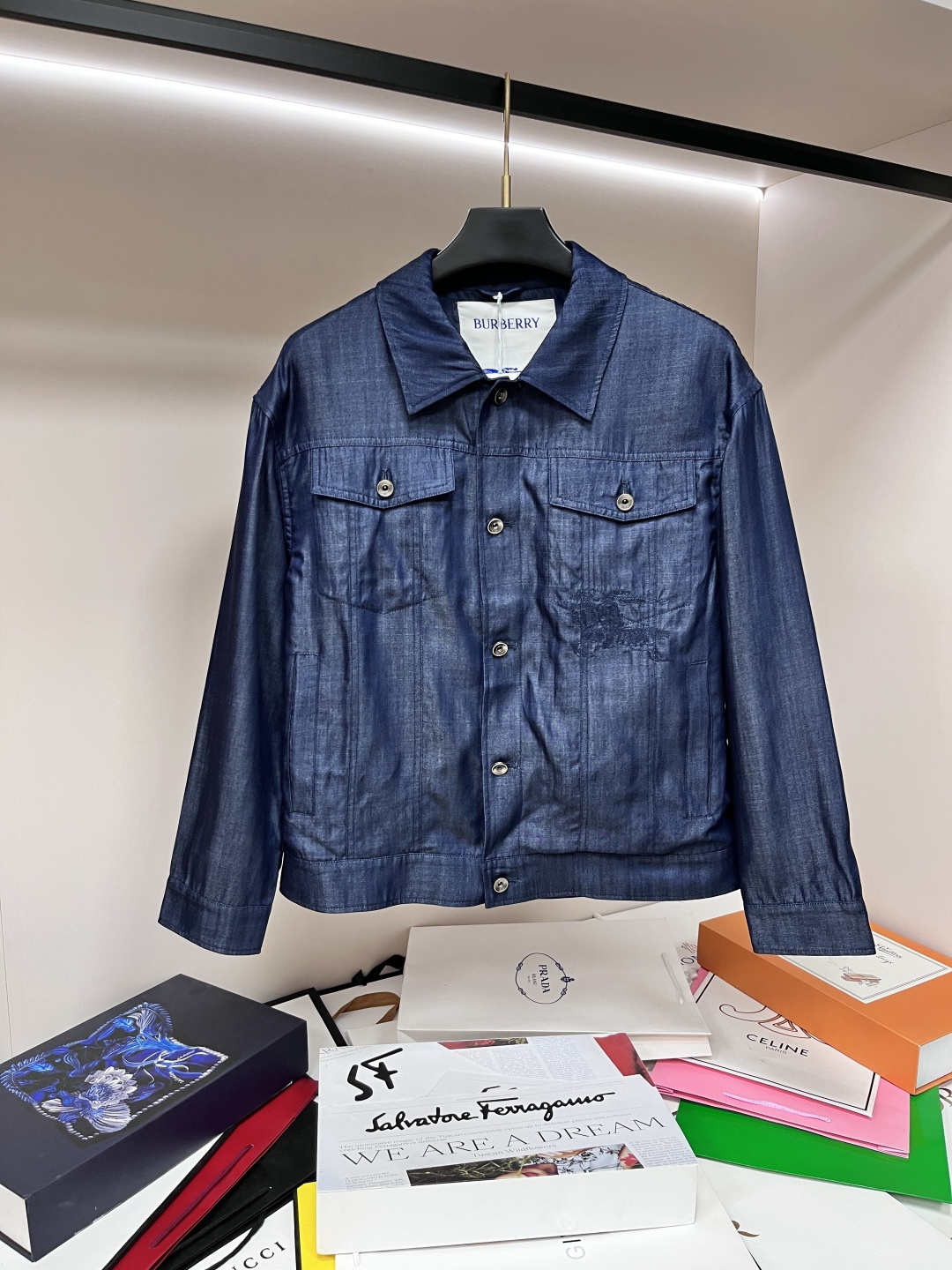 NO:509515,The main recommendation is Burberry 2025ss early autumn new style released Burberry lapel jacket, a popular autumn jacket, which makes you feel comfortable and slim when worn. It is lazy and casual, combined with clean and simple colors, which is particularly pleasing to look at and suitable for daily wear~ I love to launch sports items embellished with vitality prints!  Size M-3XL, complete three standards, shipped the next day, new H2025 model first release, burberry, burberry, jackets & coats, jackets & coats, alexander wang19860909主推 Burberry 2025ss早秋新款发布巴宝莉翻领夹克外套,秋季爆款夹克,穿上就是舒适自在又显瘦的存在,慵懒而随性,结合干净简单的色系就特别耐看,适合日常穿着~倾情推出缀饰活力印花的运动单品！ 尺码M-3XL 三标齐全 隔天出货 H2025新款首发,,burberry,burberry,jackets & coats,jackets & coats,alexander wang,Men's clothing