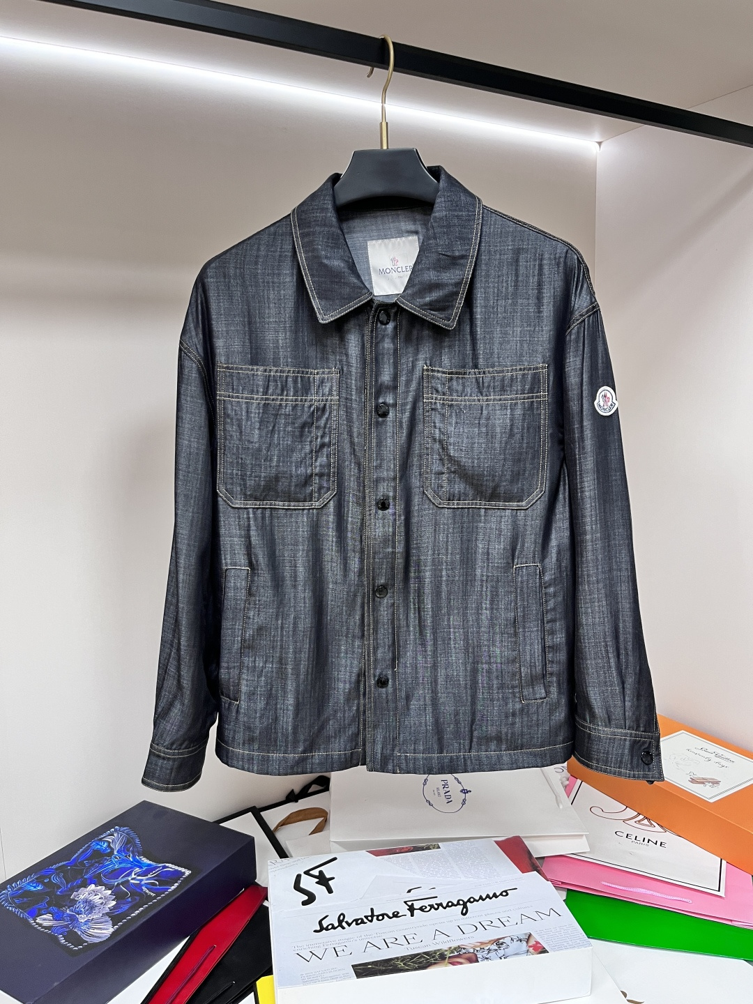 NO:509519,The main recommendation is Moncler 2025ss early autumn new style released a covert lapel jacket, a popular autumn jacket, which makes you feel comfortable and slim when worn. It is lazy and casual, combined with a clean and simple color scheme, which is particularly pleasing to the eye, suitable for daily wear~ I love to launch sports items embellished with vitality prints!  Size M-3XL, complete three standards, shipped the next day, new H2025 model first release, Moncler, jackets & coats, jackets & coats, alexander wang19860909主推 Moncler 2025ss早秋新款发布蒙口翻领夹克外套,秋季爆款夹克,穿上就是舒适自在又显瘦的存在,慵懒而随性,结合干净简单的色系就特别耐看,适合日常穿着~倾情推出缀饰活力印花的运动单品！ 尺码M-3XL 三标齐全 隔天出货 H2025新款首发,,Moncler,jackets & coats,jackets & coats,alexander wang,Men's clothing