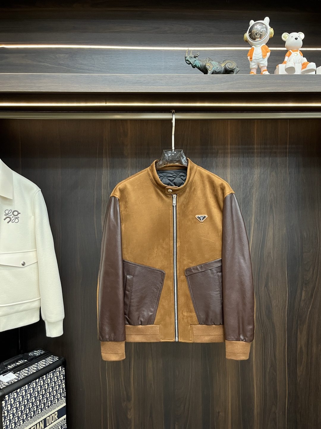 NO:548079,The latest Prada Ss early spring Prada stand-collar casual jacket, high-end quality, wool fabric genuine leather splicing sleeves, the style fabric hardware is customized 1:1 in the counter, breathable and comfortable, suitable for fabrics, the logo adopts the current popular embroidery design, the upper body is handsome and stylish, not restrained at all, and the upper body is super comfortable!  The whole piece is super cool and upscale!  The upper body is not thick, showing the fashionable and personalized atmosphere!  Number of codes: M-XXXL H new model first release, prada, prada, jackets & coats, alexander wang19860909主推 Prada ss早春最新款普拉达立领休闲外套 高端品质、毛呢面料真皮拼接袖,版型面料五金都是专柜1:1定制,透气舒适合成面料,Logo采用时下流行刺绣设计,上身帅气有型,一点不拘束、上身超级舒适！整件超级酷炫上档次！上身不厚重,尽显时尚个性气息！ 码数:M-XXXL H新款首发,,prada,prada,jackets & coats,alexander wang,Men's clothing