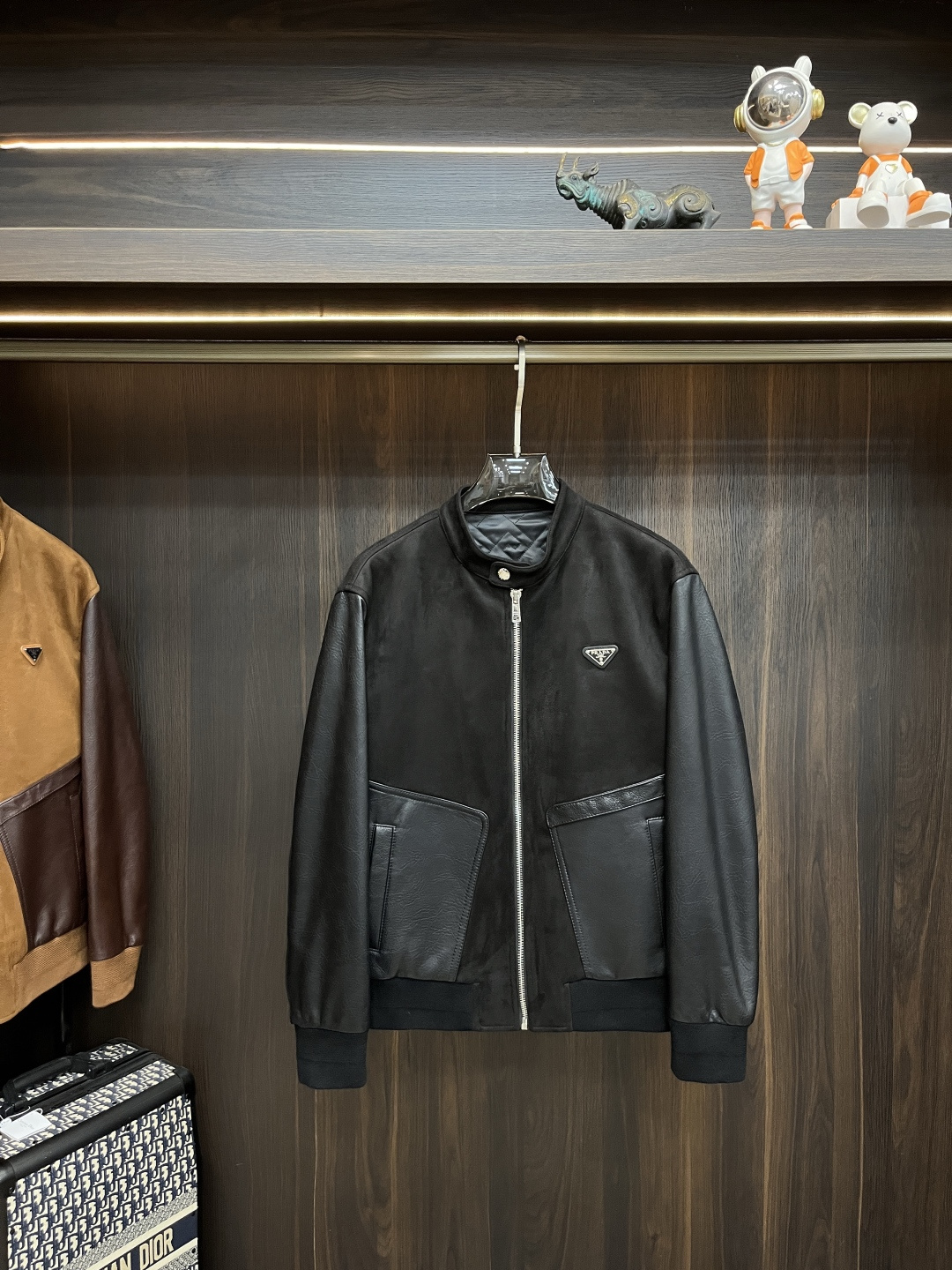 NO:509502,The latest Prada Ss early spring Prada stand-collar casual jacket, high-end quality, wool fabric genuine leather splicing sleeves, the style fabric hardware is customized 1:1 in the counter, breathable and comfortable, suitable for fabrics, the logo adopts the current popular embroidery design, the upper body is handsome and stylish, not restrained at all, and the upper body is super comfortable!  The whole piece is super cool and upscale!  The upper body is not thick, showing the fashionable and personalized atmosphere!  Number of codes: M-XXXL H2025 new model first release, prada, prada, jackets & coats, alexander wang19860909主推 Prada ss早春最新款普拉达立领休闲外套 高端品质、毛呢面料真皮拼接袖,版型面料五金都是专柜1:1定制,透气舒适合成面料,Logo采用时下流行刺绣设计,上身帅气有型,一点不拘束、上身超级舒适！整件超级酷炫上档次！上身不厚重,尽显时尚个性气息！ 码数:M-XXXL H2025新款首发,,prada,prada,jackets & coats,alexander wang,Men's clothing