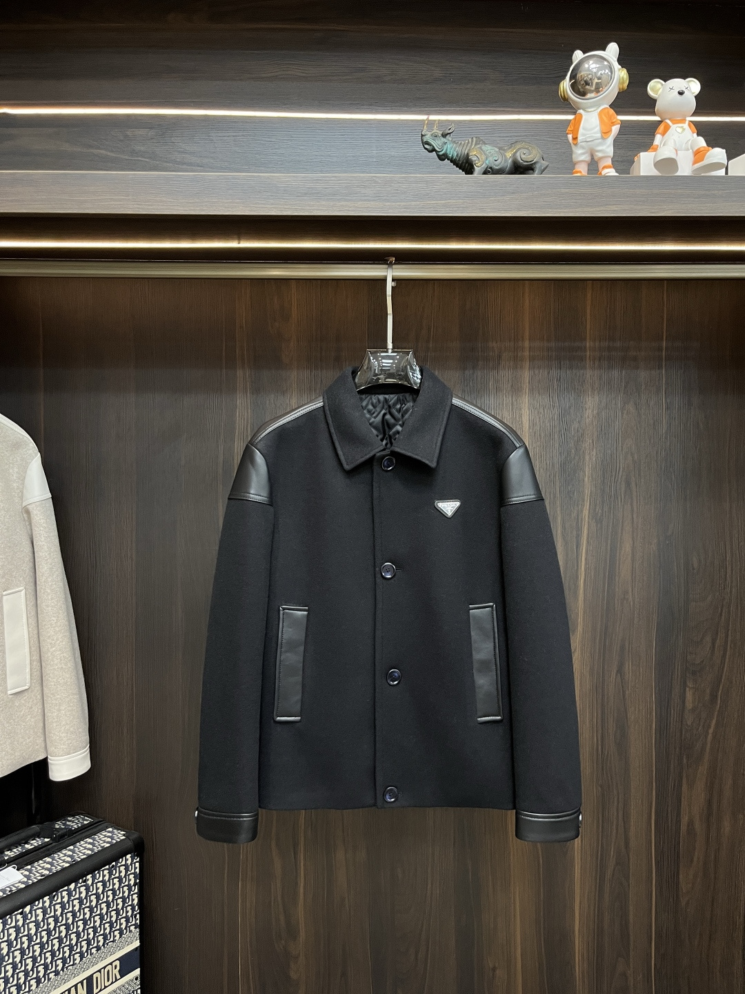 NO:509504,The latest Prada Lapel Casual Jacket in Early Spring is the latest Prada Lapel Casual Jacket with high-end quality, wool fabric leather splicing sleeves, the fabric hardware is customized 1:1 in the counter, breathable and comfortable, suitable for fabrics. The logo adopts the current popular embroidery design, the upper body is handsome and stylish, not restrained at all, and the upper body is super comfortable!  The whole piece is super cool and upscale!  The upper body is not thick, showing the fashionable and personalized atmosphere!  Number of codes: M-XXXL H2025 new model first release, prada, prada, jackets & coats, alexander wang19860909主推 Prada ss早春最新款普拉达翻领休闲外套 高端品质、毛呢面料真皮拼接袖,版型面料五金都是专柜1:1定制,透气舒适合成面料,Logo采用时下流行刺绣设计,上身帅气有型,一点不拘束、上身超级舒适！整件超级酷炫上档次！上身不厚重,尽显时尚个性气息！ 码数:M-XXXL H2025新款首发,,prada,prada,jackets & coats,alexander wang,Men's clothing