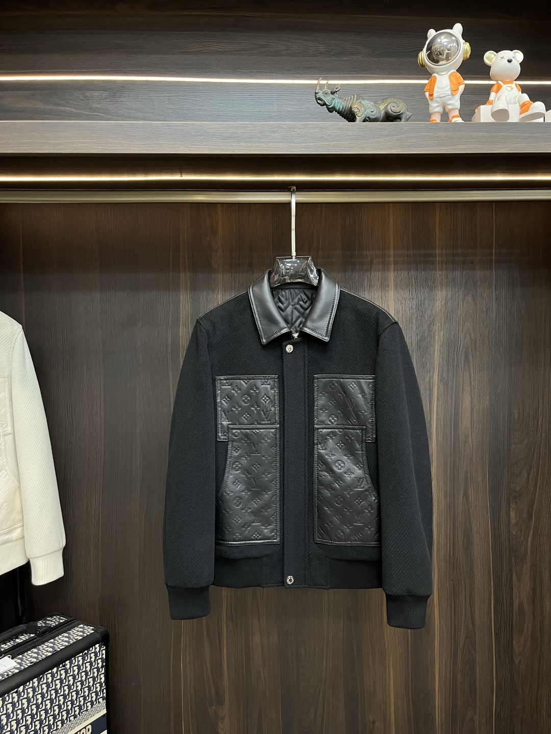 NO:509510,The latest donkey lapel casual jacket in early spring is recommended by LV ss. High-end quality, wool fabric genuine leather splicing sleeves, the style fabric hardware is customized 1:1 in the counter, breathable and comfortable, suitable for fabrics. The logo adopts the current popular embroidery design, the upper body is handsome and stylish, not restrained at all, and the upper body is super comfortable!  The whole piece is super cool and upscale!  The upper body is not thick, showing the fashionable and personalized atmosphere!  Number of codes: M-XXXL H2025 new model first release, louis vuitton,louis vuitton,jackets & coats,alexander wang19860909主推 LV ss早春最新款驴牌翻领休闲外套 高端品质、毛呢面料真皮拼接袖,版型面料五金都是专柜1:1定制,透气舒适合成面料,Logo采用时下流行刺绣设计,上身帅气有型,一点不拘束、上身超级舒适！整件超级酷炫上档次！上身不厚重,尽显时尚个性气息！ 码数:M-XXXL H2025新款首发,,louis vuitton,louis vuitton,jackets & coats,alexander wang,Men's clothing