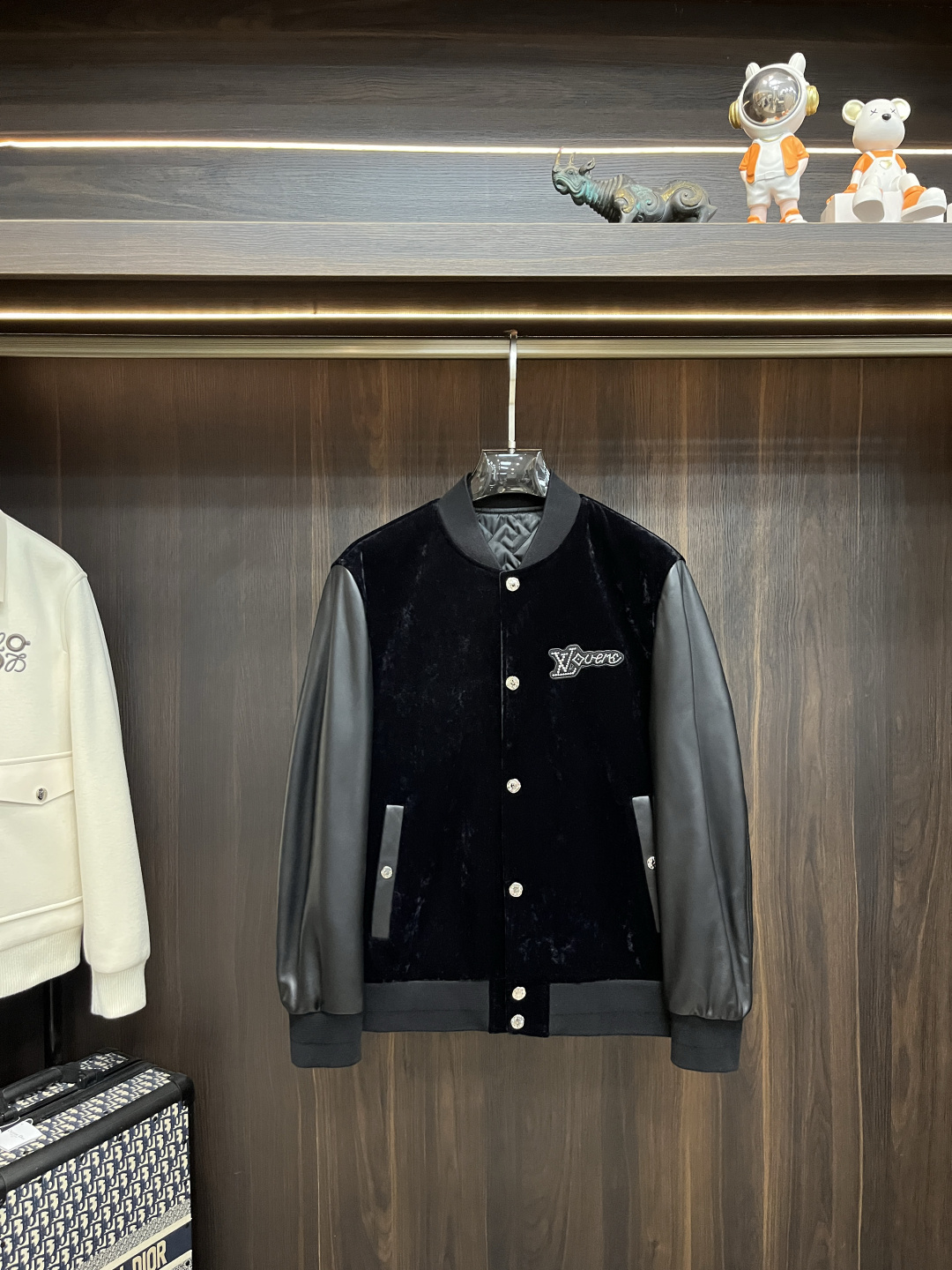 NO:509512,The latest donkey brand baseball collar casual jacket in early spring, high-end quality, wool fabric leather splicing sleeves, the style fabric hardware is customized 1:1 in the counter, breathable and comfortable, suitable for fabrics, the logo adopts the current popular embroidery design, the upper body is handsome and stylish, not restrained at all, and the upper body is super comfortable!  The whole piece is super cool and upscale!  The upper body is not thick, showing the fashionable and personalized atmosphere!  Number of codes: M-XXXL H2025 new model first release, louis vuitton,louis vuitton,jackets & coats,alexander wang19860909主推 LV ss早春最新款驴牌棒球领休闲外套 高端品质、毛呢面料真皮拼接袖,版型面料五金都是专柜1:1定制,透气舒适合成面料,Logo采用时下流行刺绣设计,上身帅气有型,一点不拘束、上身超级舒适！整件超级酷炫上档次！上身不厚重,尽显时尚个性气息！ 码数:M-XXXL H2025新款首发,,louis vuitton,louis vuitton,jackets & coats,alexander wang,Men's clothing