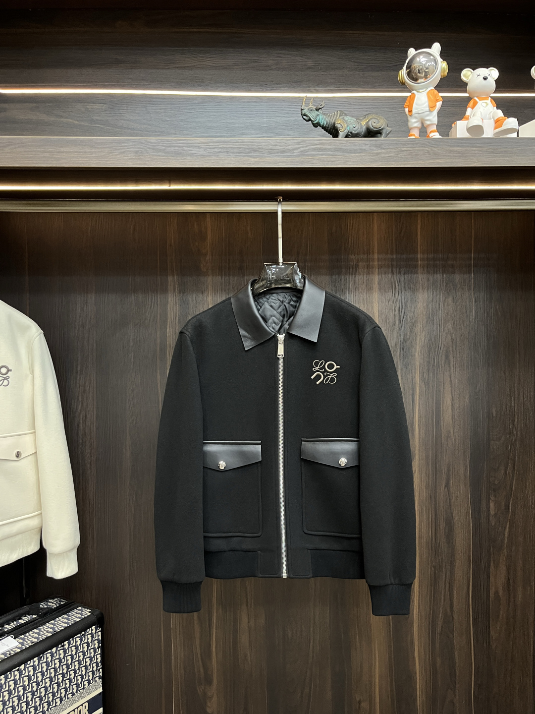 NO:509506,The main recommendation is Loewe Ss's latest early spring Loewe lapel casual jacket, high-end quality, wool fabric genuine leather splicing sleeves, the style fabric hardware is customized 1:1 in the counter, breathable and comfortable, suitable for fabrics, the logo adopts the current popular embroidery design, the upper body is handsome and stylish, not restrained at all, and the upper body is super comfortable!  The whole piece is super cool and upscale!  The upper body is not thick, showing the fashionable and personalized atmosphere!  Number of codes: M-XXXL H2025 new model first release, loewe, loewe, jackets & coats, alexander wang19860909主推 Loewe ss早春最新款罗意威翻领休闲外套 高端品质、毛呢面料真皮拼接袖,版型面料五金都是专柜1:1定制,透气舒适合成面料,Logo采用时下流行刺绣设计,上身帅气有型,一点不拘束、上身超级舒适！整件超级酷炫上档次！上身不厚重,尽显时尚个性气息！ 码数:M-XXXL H2025新款首发,,loewe,loewe,jackets & coats,alexander wang,Men's clothing