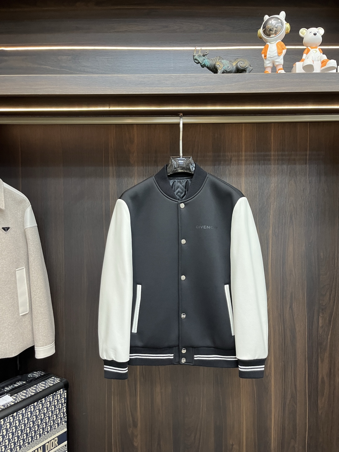 NO:509508,The main recommendation is Givenchy Ss's latest Givenchy baseball collar casual jacket in early spring. High-end quality, wool fabric genuine leather splicing sleeves, the style fabric hardware is customized 1:1 in the counter, breathable and comfortable, suitable for fabrics. The logo adopts the current popular embroidery design. The upper body is handsome and stylish, without any restraint, and the upper body is super comfortable!  The whole piece is super cool and upscale!  The upper body is not thick, showing the fashionable and personalized atmosphere!  Number of codes: M-XXXL H2025 new model first release, given , given , given , jackets & coats, alexander wang19860909主推 Givenchy ss早春最新款纪梵希棒球领休闲外套 高端品质、毛呢面料真皮拼接袖,版型面料五金都是专柜1:1定制,透气舒适合成面料,Logo采用时下流行刺绣设计,上身帅气有型,一点不拘束、上身超级舒适！整件超级酷炫上档次！上身不厚重,尽显时尚个性气息！ 码数:M-XXXL H2025新款首发,,givenchy,givenchy,jackets & coats,alexander wang,Men's clothing