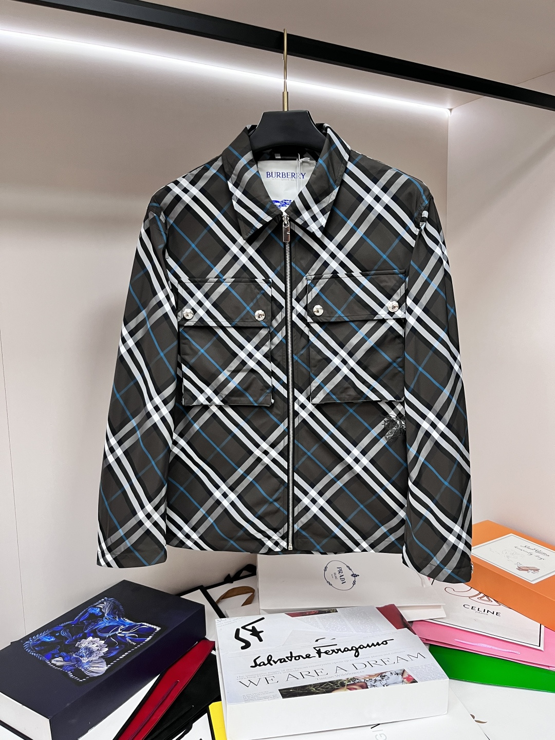 NO:488185,The main recommendation is Burberry Ss's early autumn new style released Burberry lapel jacket, a popular autumn jacket, which makes you feel comfortable and slim when worn. It is lazy and casual, combined with clean and simple colors, which is particularly pleasing to the eye, suitable for daily wear~ I love to launch sports items embellished with vitality prints!  Size M-3XL, complete three standards, shipped the next day, new H models are launched, burberry, burberry, jackets & coats, jackets & coats, alexander wang19860909主推 Burberry ss早秋新款发布巴宝莉翻领夹克外套,秋季爆款夹克,穿上就是舒适自在又显瘦的存在,慵懒而随性,结合干净简单的色系就特别耐看,适合日常穿着~倾情推出缀饰活力印花的运动单品！ 尺码M-3XL 三标齐全 隔天出货 H新款首发,,burberry,burberry,jackets & coats,jackets & coats,alexander wang,Men's clothing