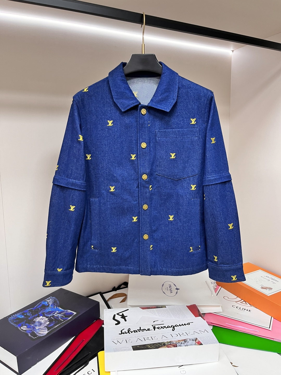 NO:488205,The main recommendation is the new LV Ss early autumn style. Donkey Lapel Jacket is released. It is a popular autumn jacket. It is comfortable and comfortable to wear. It is lazy and casual. It is particularly pleasing to look at when combined with clean and simple colors. It is suitable for daily wear. It is full of sports items embellished with vibrant prints!  Size M-3XL, complete three standards, shipped the next day, new H models first launch, louis vuitton, louis vuitton, jackets & coats, jackets & coats, alexander wang19860909主推 LV ss早秋新款发布驴牌翻领夹克外套,秋季爆款夹克,穿上就是舒适自在又显瘦的存在,慵懒而随性,结合干净简单的色系就特别耐看,适合日常穿着~倾情推出缀饰活力印花的运动单品！ 尺码M-3XL 三标齐全 隔天出货 H新款首发,,louis vuitton,louis vuitton,jackets & coats,jackets & coats,alexander wang,Men's clothing