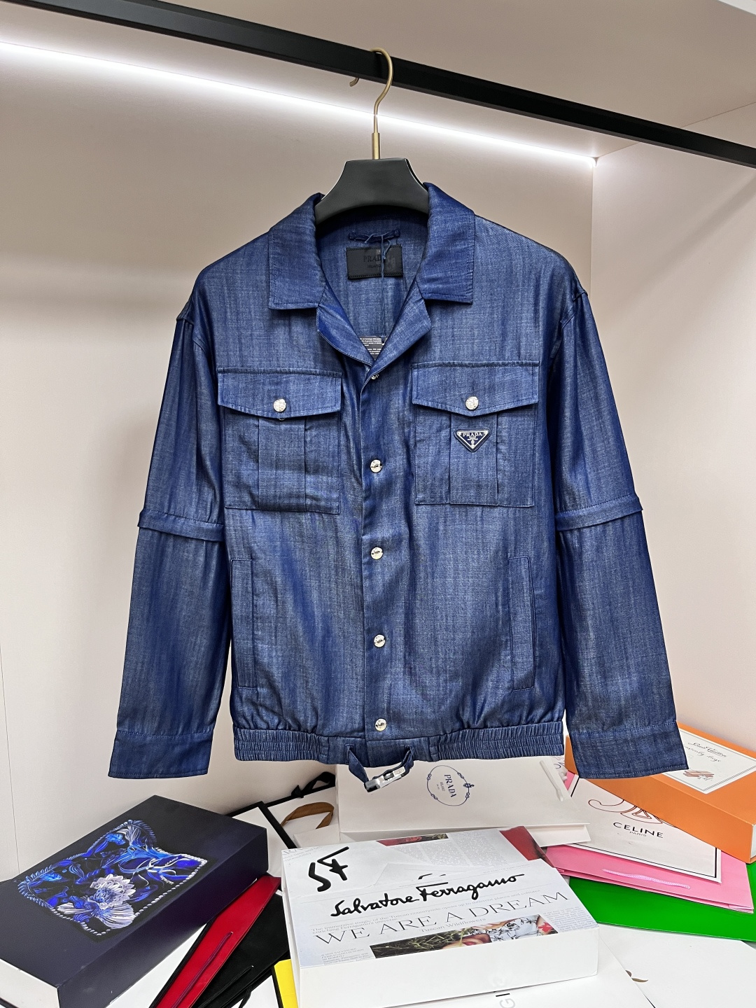 NO:488211,The main recommendation is the new Prada Ss early autumn style released Prada lapel jacket, a popular autumn jacket, which is comfortable and comfortable to wear, lazy and casual, combined with clean and simple colors, which is particularly pleasing to the eye, suitable for daily wear~ I love to launch sports items embellished with vitality prints!  Size M-3XL, complete three standards, shipped the next day, new H models are launched, prada, prada, jackets & coats, jackets & coats, alexander wang19860909主推 Prada ss早秋新款发布普拉达翻领夹克外套,秋季爆款夹克,穿上就是舒适自在又显瘦的存在,慵懒而随性,结合干净简单的色系就特别耐看,适合日常穿着~倾情推出缀饰活力印花的运动单品！ 尺码M-3XL 三标齐全 隔天出货 H新款首发,,prada,prada,jackets & coats,jackets & coats,alexander wang,Men's clothing